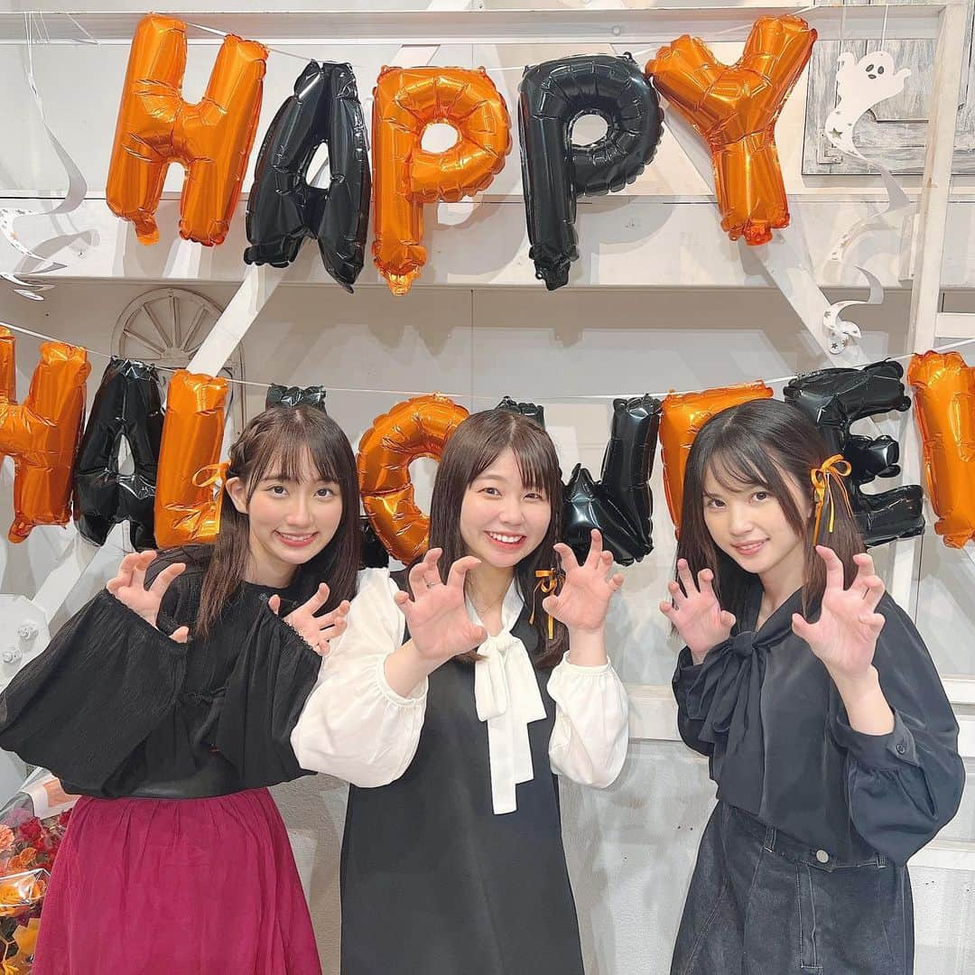 若松愛里さんのインスタグラム写真 - (若松愛里Instagram)「💜🎃🖤 ・ ・ 『min collab★vol.3-Halloween-』 2023年10月29日(日)  ご来場いただいた皆様ありがとうございました😊✨ 初のハロウィンイベントでした！！  LIVEで少し触れたりはあったけれど こんなにハロウィンメインは初👻！  質問にお答えしたり、歌ったり、踊ったり、ゲームしたり、 トークしたり盛りだくさんな時間を 一緒にすごしてくれてありがとうです♪  とても楽しかったです✨  そして何度目の正直でしょうか。 MCのタイムキーパー部分が初めて成功しました！やったね笑  温かく見守ってくださる皆さまのおかけで、このイベントは 毎度楽しくあったかーいイベントで大好きです☺️  何度イベントしても同じ回はないし、 日々次はこうしようって課題？であったり、 コレしたら楽しいかな？？って考えて開催しているので みんながそれを楽しんでくれているのはうれしいです♪♪  まだまだこれからもレベルアップや 挑戦していくこともあると思うので、お楽しみにです😆✨  改めてありがとうございました！！」10月30日 10時20分 - wakamatsuairi_official