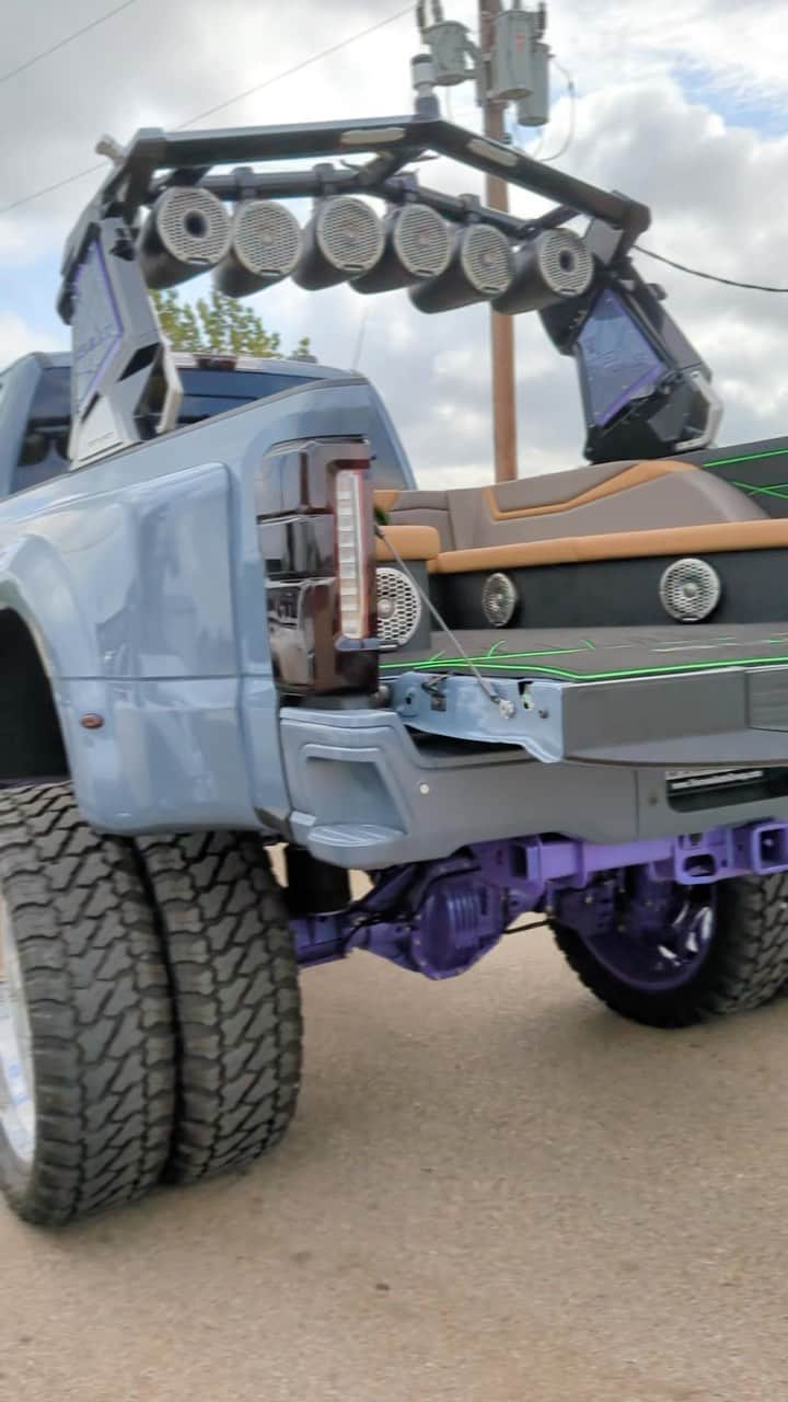 Truck Hubのインスタグラム：「Complete with the centurion tower 😤 (clip from kingofbuilds via TT) -  #truck #duramax #diesel #powerstroke #redneck #trucking #cummins #dodge #ram #ford #car」