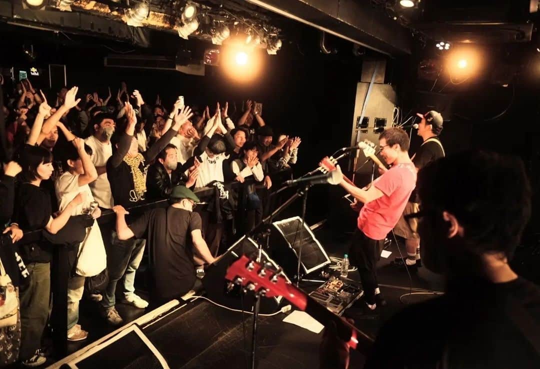 磯部正文のインスタグラム：「⁡ ⁡名古屋CLUB UPSET 完遂 綺麗に輝く月の夜 沢山の笑顔も輝いてた 来てくれた皆様どうもありがとう  年内最後の愛知の公演は弾き語り  11/12(日)愛知江南焼酎屋佐藤 "大阪喫茶部秋巡業2023" Acoustic&Talk Live  磯部正文(HUSKING BEE) TAKUYA(SPREAD) SO16(ROCK STOCK MAGAZINE)  O.A 加恩  遊びに来てね  Photo by @seiton_44」