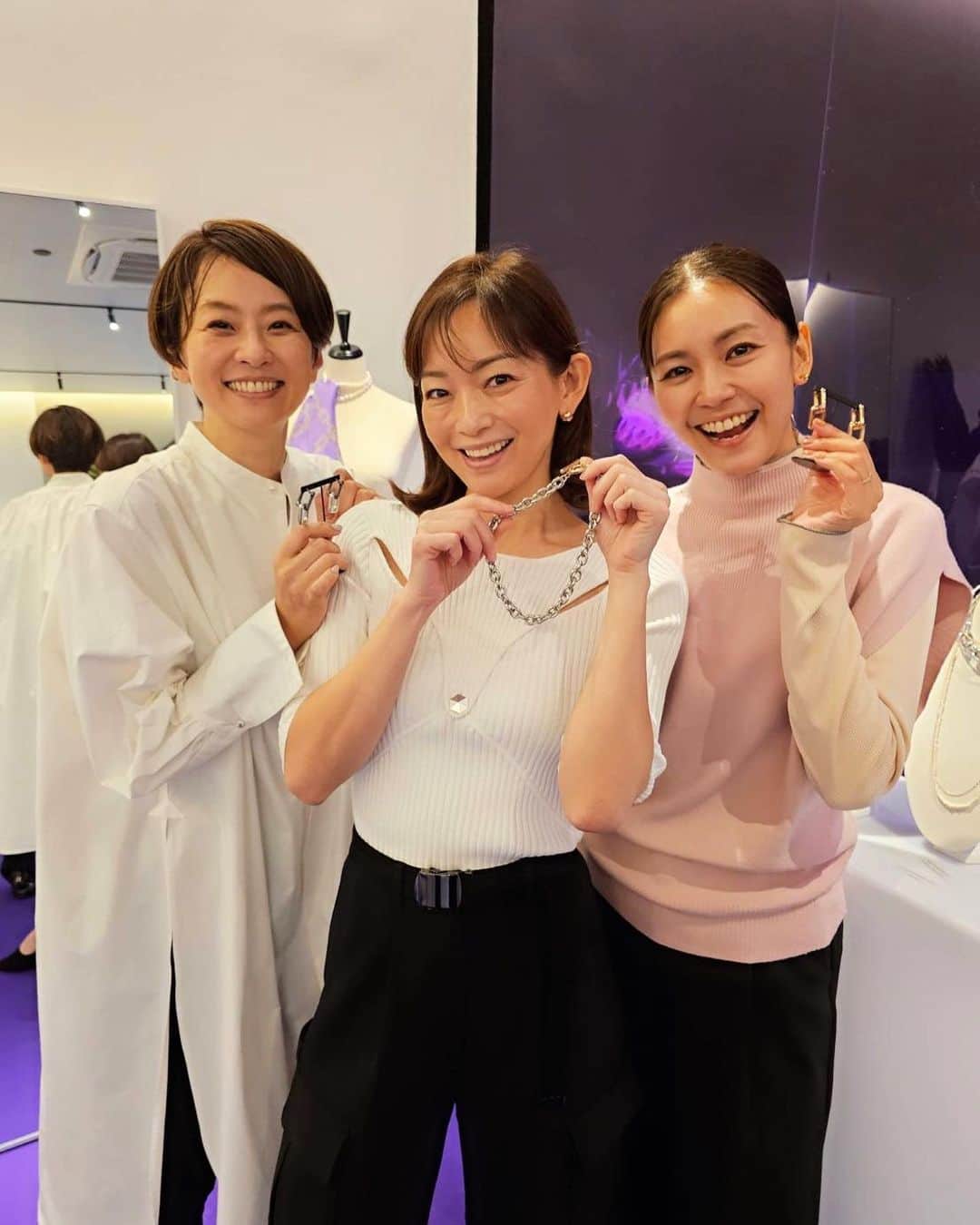 五明祐子のインスタグラム：「先週 　@lohmejewelry の展示会にお邪魔して。  純ちゃん　@junsatoidea とナオちゃん @nao_nao310 に会えた🤣❤️ この2人に会うと、 楽しすぎて嬉しすぎてこういう顔になっちゃう→🤣  #lohmejewelry」