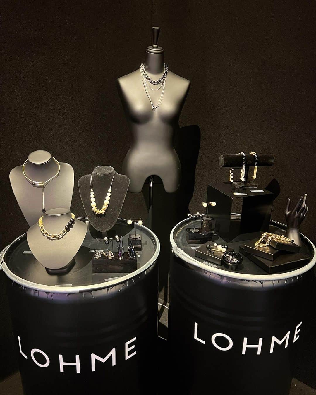 五明祐子さんのインスタグラム写真 - (五明祐子Instagram)「先週 　@lohmejewelry の展示会にお邪魔して。  純ちゃん　@junsatoidea とナオちゃん @nao_nao310 に会えた🤣❤️ この2人に会うと、 楽しすぎて嬉しすぎてこういう顔になっちゃう→🤣  #lohmejewelry」10月30日 10時25分 - gomyoyuko