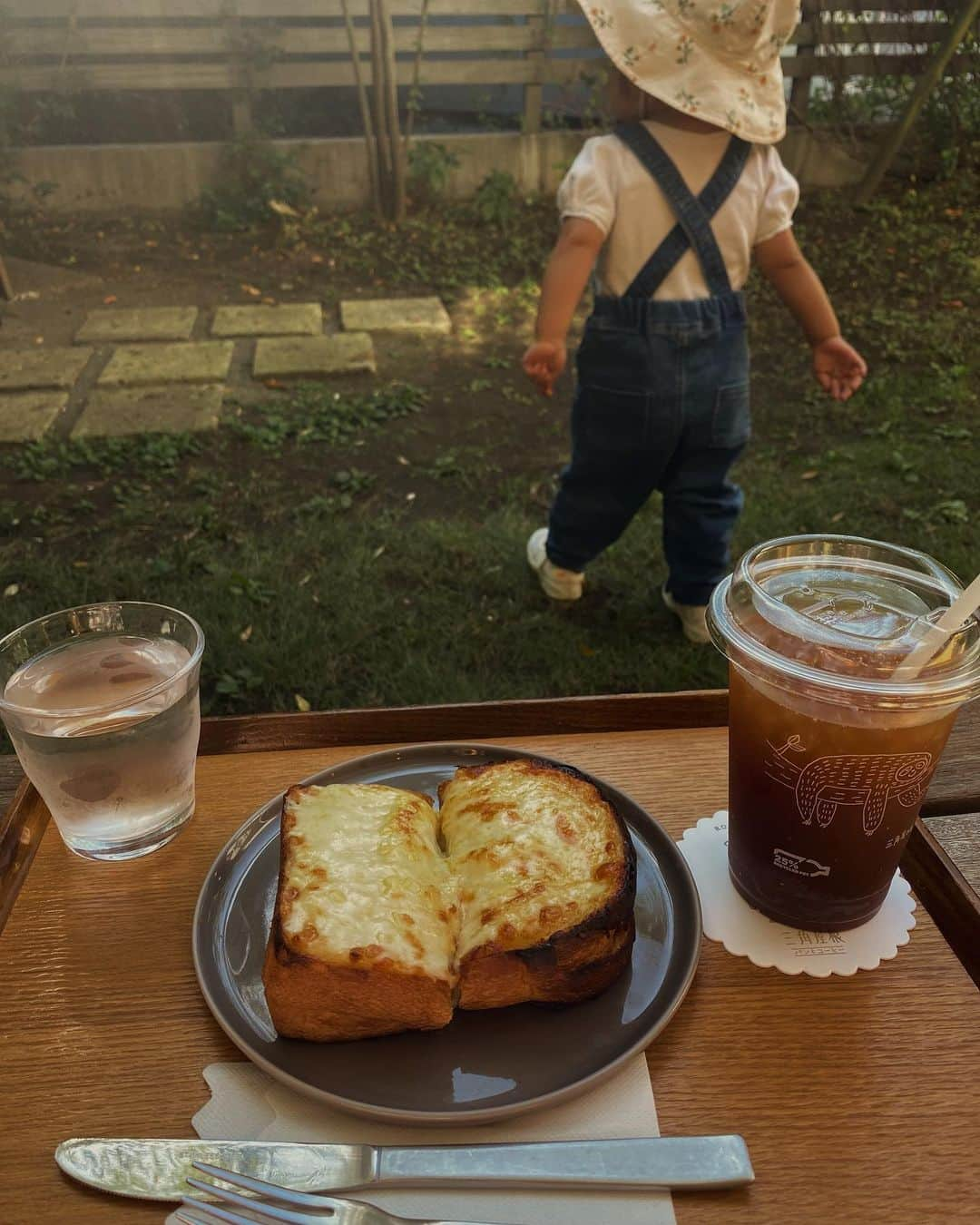 堀舞紀さんのインスタグラム写真 - (堀舞紀Instagram)「🥪🥤🐥🐥  ヒヨコ達と 予定日まで2週間の🤰🏽と 秋晴れのパン祭り🥐🥪🌞〜  おばーちゃん👵🏾に なったら 海沿いでのんびり パンと珍しい紅茶☕️とか お菓子とかつまみながら 日光浴して のーーーーんびりしてたい🌞  👆🏾 私の野望なんだが。。  そんな事を一緒に いつまでもやってくれそうな メンバーが横に沢山いて嬉しい🤭  #老後の野望 #子育て記録 #2週間で産まれちゃう #名前何にしよーかなー　🤔🤔🤔」10月30日 10時25分 - mainohori