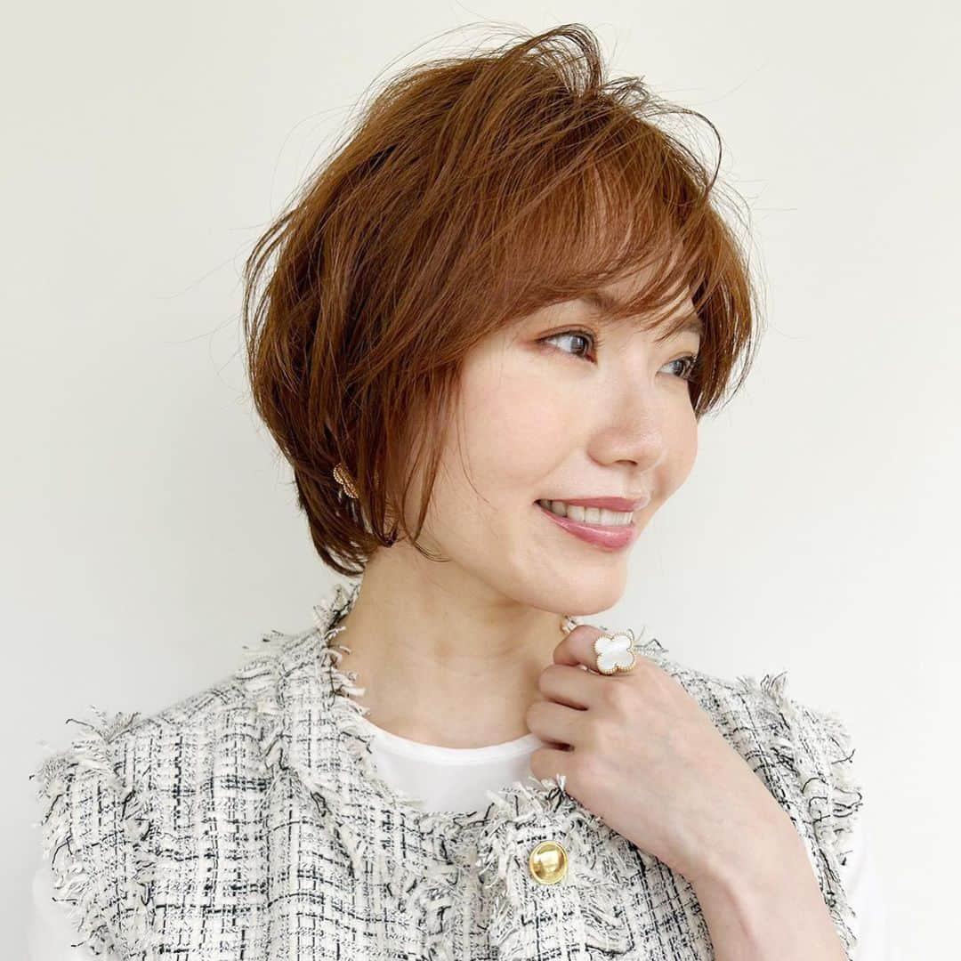 浦和の美容室、美容院｜COVER HAIRカバーヘアーさんのインスタグラム写真 - (浦和の美容室、美容院｜COVER HAIRカバーヘアーInstagram)「. 見て頂きありがとうございます💕 来ていただいたお客様を綺麗にしたい一心で、なりたいデザインにお手伝いさせていただいております✂ . 美容師選びどうやって選んでますか？😳 値段？？なんとなく？？近いから？？ どれも間違えてないと思います！ . . 声を大にして言いたいこと！！ ヘアスタイルで人生は変わります🥺💕 自分に自信がついて、周りに褒められて 仕事や学校で上手くいく、そして笑顔になれるお客様を沢山見させていただきました☺️✂ . 【悩んでる方へ】 ・ボブやショートボブが得意です◎ ・家でもできるスタイリング方法お伝えします◎ ・可愛くします◎ ・広がりを収めます◎ . 【カット】 自分で再現できるカットをしています！ 乾かすだけでもまとまる可愛い💕 お家でスタイリングしやすいを心がけています！ . . @coverhair_official @coverhair_recruit @lupin_1969  . . #美容師 #美容室 #ボブ #ショート #ショートボブ #埼玉 #ショートヘア #切りっぱなしボブ #ボブヘアー #大人ショート #前下がりショート #30代ヘアスタイル #耳掛けショート #埼玉美容室 #ハンサムショート女子 #20代ヘアスタイル #結べるボブ #ボブショート #埼玉美容師 #ハンサムボブ #大宮ショート #浦和ショート #埼玉ボブ #埼玉ショート #埼玉ショートボブ #大宮ボブ #大宮ショートボブ #浦和ボブ #川口ショート #川口ボブ」11月7日 19時00分 - coverhair