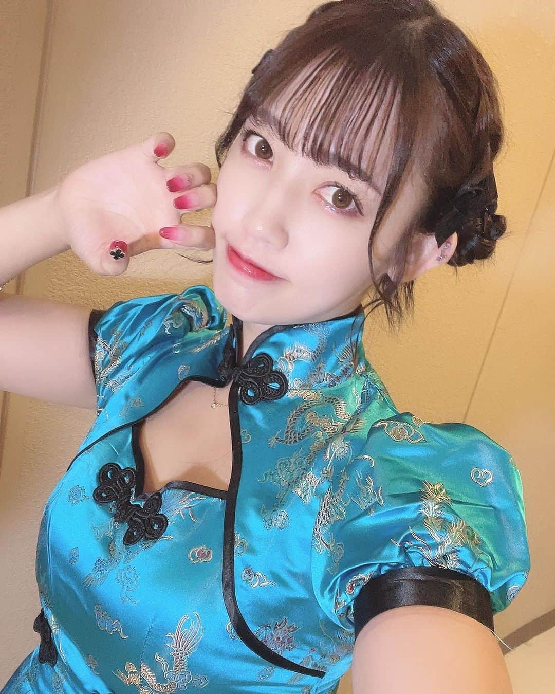 璃乃のインスタグラム：「セクシーチャイナ🇨🇳🩵    #アイドル #グラビア #グラビアアイドル #idol #日本 #偶像 #japan #japanesegirl #follow #followme #セルカ #映え #メイク #ヘアアレンジ #韓国ヘア #かわいい #snidel #grail #プチプラコーデ #グレイル #usagionline #instagram #instagood #猫 #コスプレ #ハロウィンコスプレ #ハロウィン #halloween #我 #我愛你」