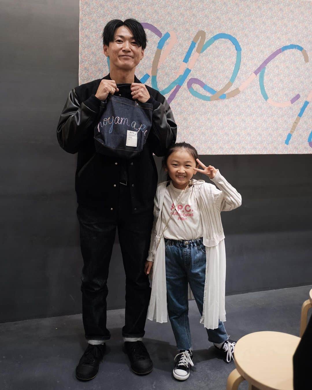 アーペーセーのインスタグラム：「Wrapping up the Sewin n' Strummin' tour with Osaka !   For the last stop of our tour, our friends in Osaka joined us for a workshop with Jessica Ogden @the_cats_whiskers. The mission of the workshop, to inspire people to keep customizing, up-cycling and improvising.   A pioneer of the customization movement of the early 1990s and an early adopter of upcycling, Jessica created the Madras collection with A.P.C. in 2006. In 2010 the Quilts project was introduced, born from the interest she shares with Jean for patchwork, as well as a desire to revive the accumulated stocks of A.P.C. fabrics over the seasons.  Photography by @casinodeparis   #APCParis」