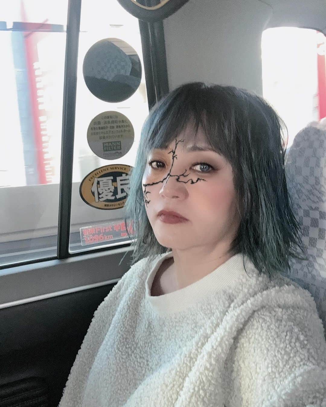 橋本志穂さんのインスタグラム写真 - (橋本志穂Instagram)「ハッピーハロウィーン 髪の毛洗って濡れたまま、化粧水だけふきかけてドスッピンで飛び出したのでそのまんまで魔女みたいだった。  スタンプで盛ってみた」10月30日 10時27分 - shihohashimoto3
