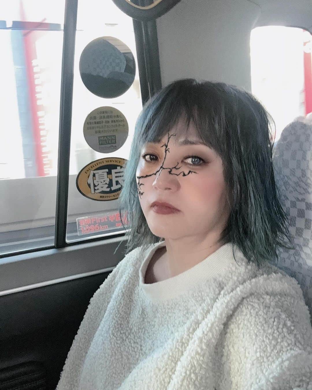 橋本志穂のインスタグラム：「ハッピーハロウィーン 髪の毛洗って濡れたまま、化粧水だけふきかけてドスッピンで飛び出したのでそのまんまで魔女みたいだった。  スタンプで盛ってみた」