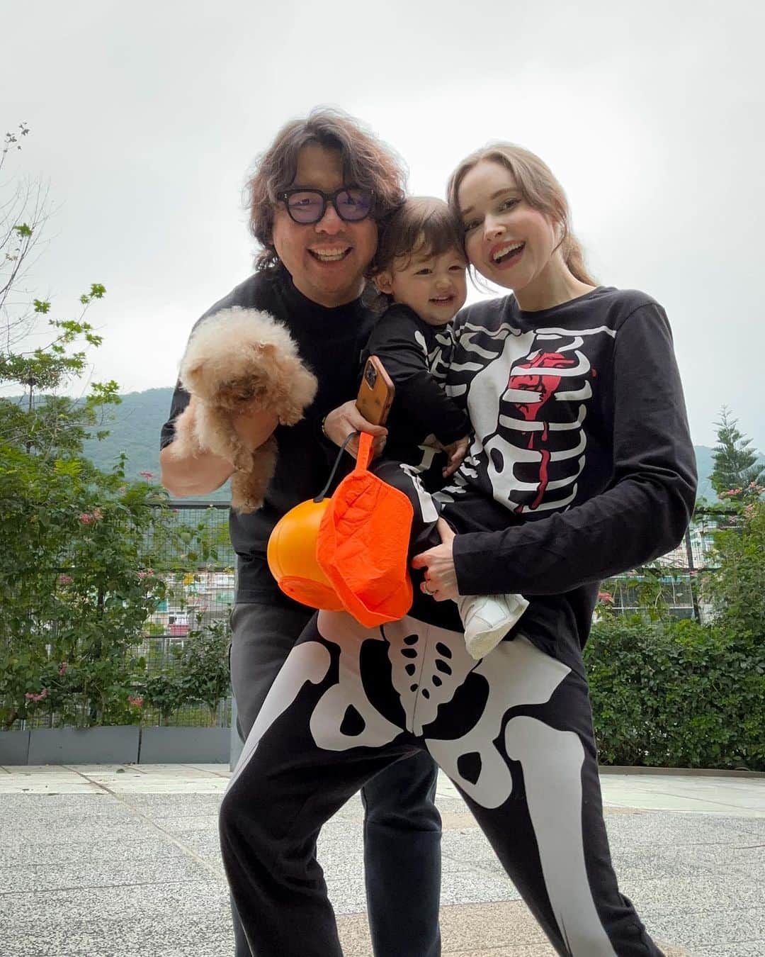 テイラーRのインスタグラム：「A very Halloweeny weekend ft Levi’s first time trick-or-treating 💀🕷️」