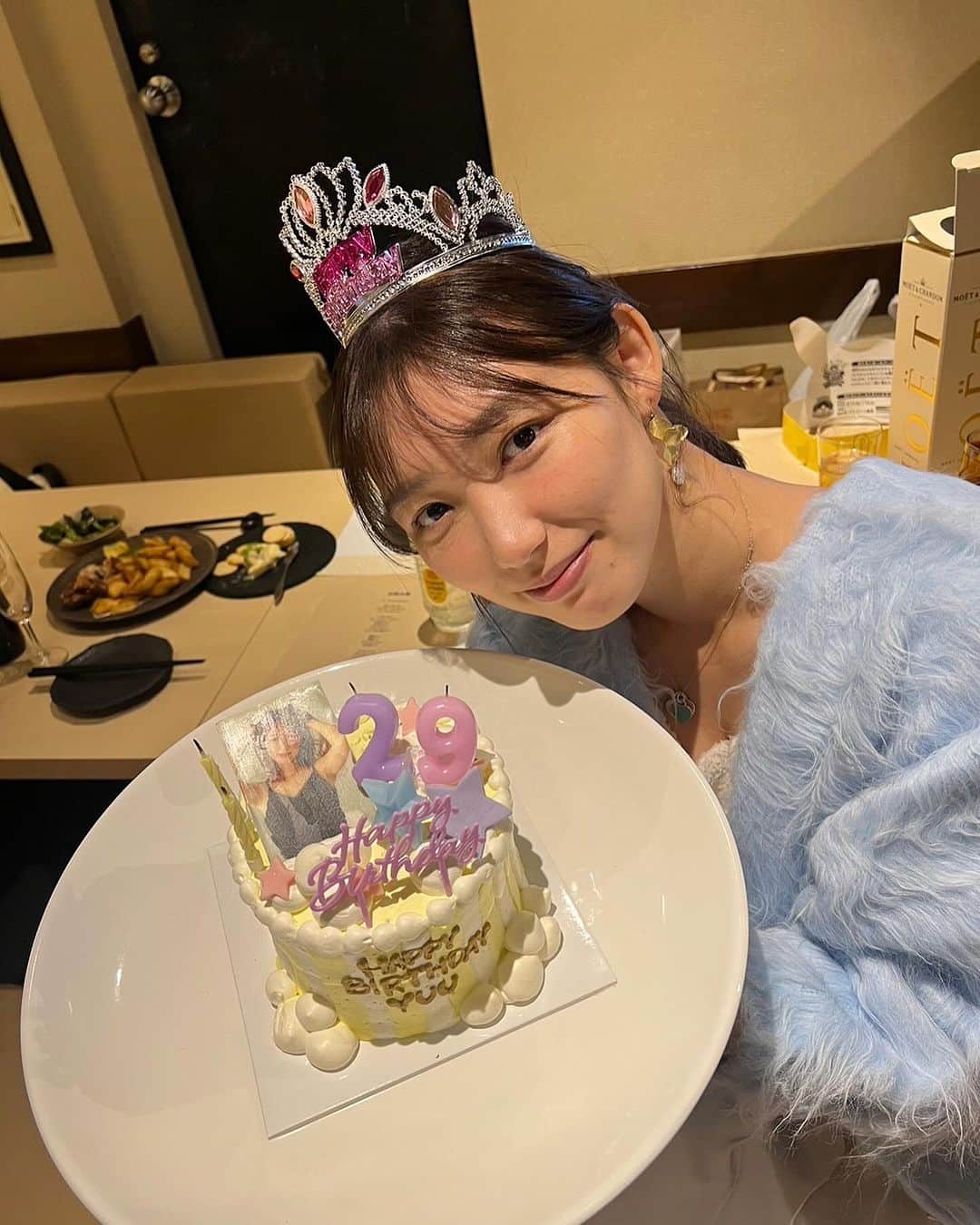新田ゆうのインスタグラム：「２回にわたりバースディオフ会ありがとうございました🥰💕 本当に本当に楽しくて一緒に祝ってくれて嬉しいです。 初めてのオフ会でもあり、記憶に残る素敵な思い出になりました。  このタイミングでゆうちゃんを知りましたって みんな教えてくれた時お仕事頑張ってよかったなぁって 改めて思いました😭💕 今年の抱負は【もっと知名度上げる！！】 また次のオフ会やった時に大きくなってる姿が見せれるように頑張ります！！  しかしここのお店の料理も美味しかったなぁ とくにポテト！！ 素敵な会場とお食事、お酒を用意してくださった 肉酒場ばくさんありがとうございました🙇‍♀️💕 @nikusakaba_baku   そして、バースディイベントを一緒に盛り上げてくれた あみマネージャーさんとむらっちマネージャーさん 本当にありがとうございました😭💕 ファンにも愛されるマネージャーさんで私嬉しいです。 可愛いケーキありがとうございました🙇‍♀️ @trustar_gravure   はぁ、幸せな日々で、 日常の生活に戻りたくない私もいるけど 切り替えます🤔  本当に本当にありがとうございました！！！」