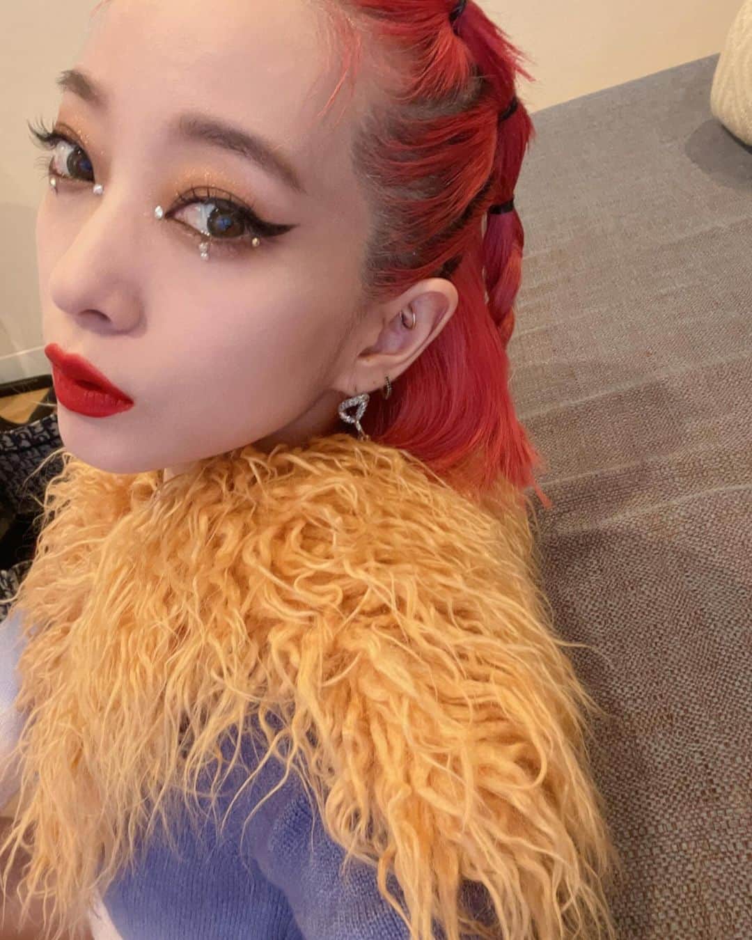 のインスタグラム：「@salon_de_reve_ にて お肌と眉毛のメンテナンス(時差あり💦)  初めての水玉リフティング。 お肌のキメが整って透明感が出て💫 大事な予定の前のお手入れにお勧め🫡  自分の顔の中でメイクする時に1番難しいアイブロウ コトさんに整えて頂いてから、メイクするのがとっても楽になって…！眉毛で顔の印象はかなり変わるなぁと勉強になりました🌝 いつもありがとうございます🌹✨」