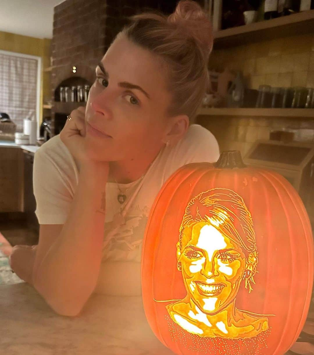 ビジー・フィリップスのインスタグラム：「yeah yeah sex is cool but have you had your face carved perfectly into a pumpkin? WELL I FUCK*NG HAVE and tbh? the pumpkin has definitely brought me joy longer🤷‍♀️. @thepumpkingeek」