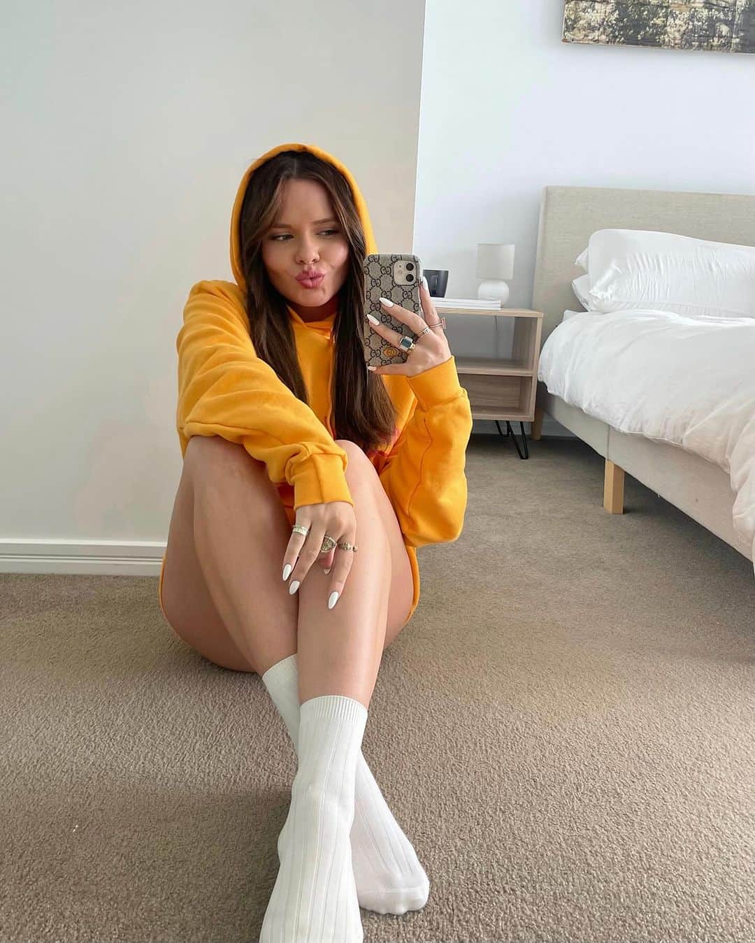 アリ・シンプソンのインスタグラム：「a yellow mellow Monday.. 💛🌻」