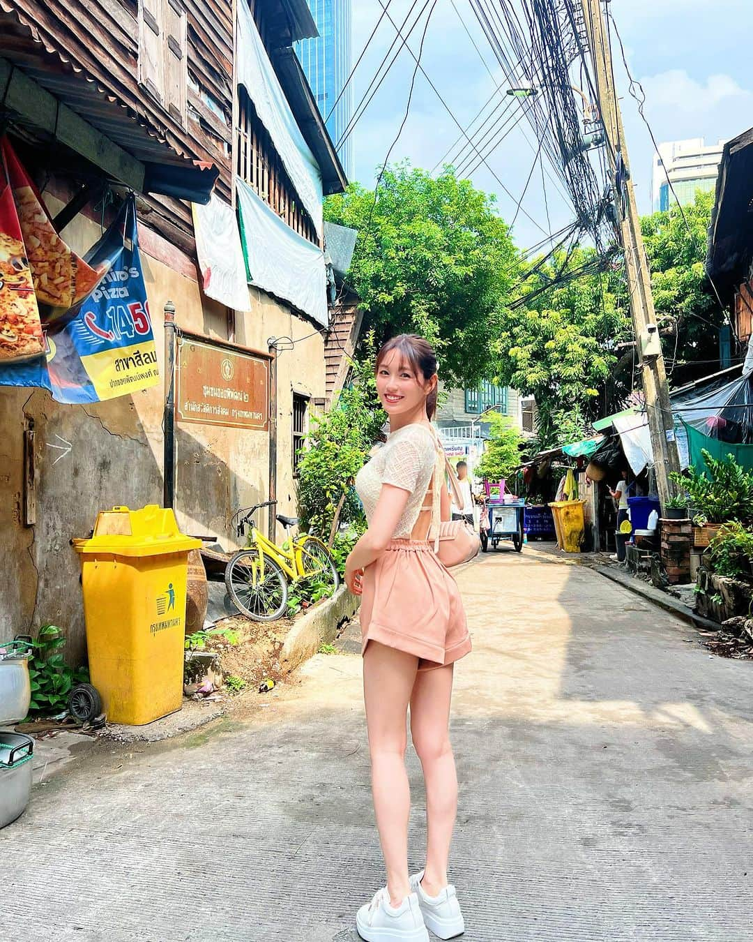 松中みなみのインスタグラム：「おはよー☀️  この前バンコクに来て初めての！屋台モーニング経験してきたっ✨  いつもたくさん寝たいからこんな朝には起きれないけど、 この豚のパリパリ美味しかったから たまになら早起きしても良いなって思った😋♪  この日着たトップスが ばーんって背中あいてて大好きなファッションだったから 1枚目にぺた🩵  みんなにとって今日も素敵な1日になりますようにっ☀️✨  #バンコク生活 #バンコクライフ #バンコクグルメ」