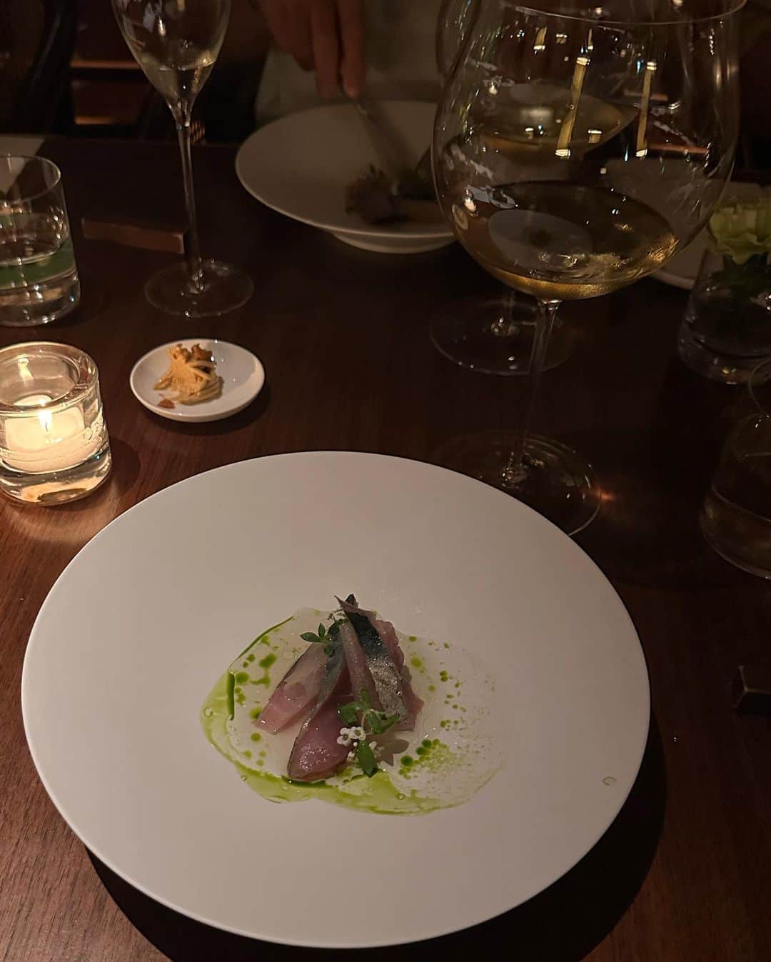 佐藤優里亜さんのインスタグラム写真 - (佐藤優里亜Instagram)「特別な夜🌙 team michino parisの来日のタイミングで🍽️ @michinoparis  @toranomonedition   Yasuさん @yasumichino の作るmichinoのバッグは最高品質でいて着飾らず美しい。カジュアルにもフォーマルにも似合う、その人の個性を引き立ててくれるもの。 何十年もメゾンブランドで培ったセンスと豊かな経験がすべて表れていると思う。 その時の貴重なストーリーやルーツを聞いて、感銘を受けたり大笑いしたり、はじめて会ったとは思えない最高の出会いでした🤍 全員88年生まれのあさひちゃん @asahikamiya とかなちゃん @xxpetitecheriexxとも奇跡の出会い🥹✨  ルテスを愛用してるけど、旅や仕事場にも使いやすいオデオンもいいなぁと思ってる！今の時期だったらあずき色を差し色にしたら素敵だなと妄想を膨らませて💭  SNSって窮屈に感じたりすることもあるけど、世界を越えて友達まで出来ちゃう！使い方では本当に素晴らしいものだと感じてます🌙  special thanks❤️‍🔥 @yasumichino  @yo_9512  @de_lamare_baptiste   #michinoparis #toranomonedition」10月30日 10時58分 - yuriang_