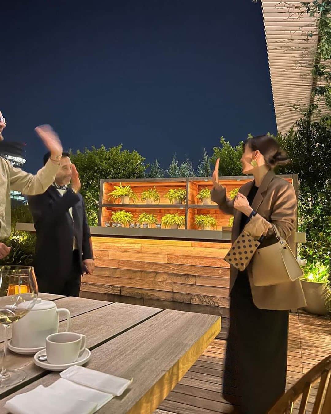 佐藤優里亜さんのインスタグラム写真 - (佐藤優里亜Instagram)「特別な夜🌙 team michino parisの来日のタイミングで🍽️ @michinoparis  @toranomonedition   Yasuさん @yasumichino の作るmichinoのバッグは最高品質でいて着飾らず美しい。カジュアルにもフォーマルにも似合う、その人の個性を引き立ててくれるもの。 何十年もメゾンブランドで培ったセンスと豊かな経験がすべて表れていると思う。 その時の貴重なストーリーやルーツを聞いて、感銘を受けたり大笑いしたり、はじめて会ったとは思えない最高の出会いでした🤍 全員88年生まれのあさひちゃん @asahikamiya とかなちゃん @xxpetitecheriexxとも奇跡の出会い🥹✨  ルテスを愛用してるけど、旅や仕事場にも使いやすいオデオンもいいなぁと思ってる！今の時期だったらあずき色を差し色にしたら素敵だなと妄想を膨らませて💭  SNSって窮屈に感じたりすることもあるけど、世界を越えて友達まで出来ちゃう！使い方では本当に素晴らしいものだと感じてます🌙  special thanks❤️‍🔥 @yasumichino  @yo_9512  @de_lamare_baptiste   #michinoparis #toranomonedition」10月30日 10時58分 - yuriang_