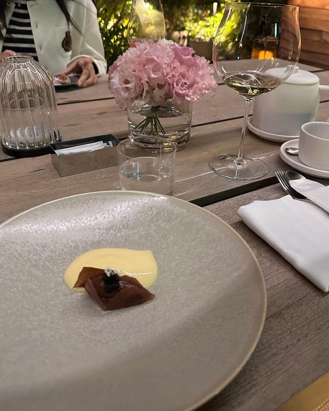 佐藤優里亜さんのインスタグラム写真 - (佐藤優里亜Instagram)「特別な夜🌙 team michino parisの来日のタイミングで🍽️ @michinoparis  @toranomonedition   Yasuさん @yasumichino の作るmichinoのバッグは最高品質でいて着飾らず美しい。カジュアルにもフォーマルにも似合う、その人の個性を引き立ててくれるもの。 何十年もメゾンブランドで培ったセンスと豊かな経験がすべて表れていると思う。 その時の貴重なストーリーやルーツを聞いて、感銘を受けたり大笑いしたり、はじめて会ったとは思えない最高の出会いでした🤍 全員88年生まれのあさひちゃん @asahikamiya とかなちゃん @xxpetitecheriexxとも奇跡の出会い🥹✨  ルテスを愛用してるけど、旅や仕事場にも使いやすいオデオンもいいなぁと思ってる！今の時期だったらあずき色を差し色にしたら素敵だなと妄想を膨らませて💭  SNSって窮屈に感じたりすることもあるけど、世界を越えて友達まで出来ちゃう！使い方では本当に素晴らしいものだと感じてます🌙  special thanks❤️‍🔥 @yasumichino  @yo_9512  @de_lamare_baptiste   #michinoparis #toranomonedition」10月30日 10時58分 - yuriang_