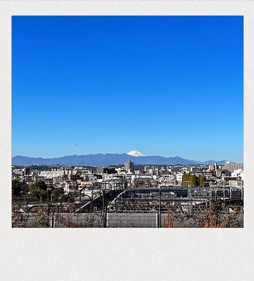 かせきさいだぁのインスタグラム：「朝学校に行くときに小2男子が空を見て「今日は富士山がよく見えるよ」と言っていたので、モンキーで見に行くとホントによく見えた❤️ #モンキーるんるん倶楽部」
