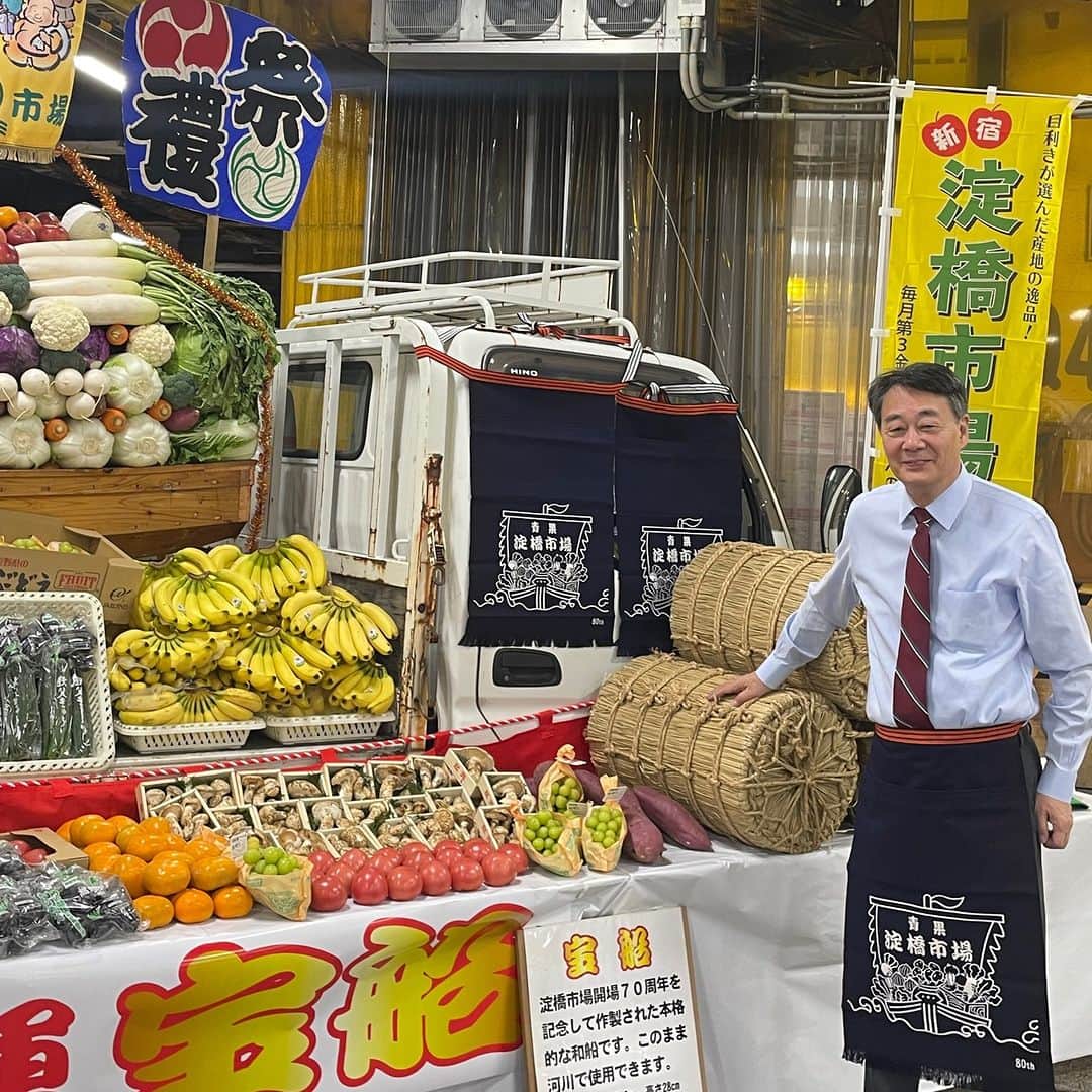 海江田万里のインスタグラム：「東京都の青果市場の一つ北新宿にある淀橋市場で 4年ぶりに市場まつりが開催されると聞き、早起きして参加しました。 昨今、高値が続く野菜を少しでも安く手に入れようと、会場には多くの買い物客が詰めかけ、大変な賑わいでした。」