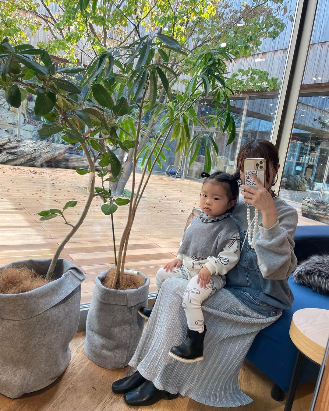 山田如凜さんのインスタグラム写真 - (山田如凜Instagram)「私が最近 グレーやブラックのカジュアルコーデにも ハマってるので羽茉のお洋服もベージュばかりだったけど ブラックやグレーのお洋服も色々購入中👧🏻☁️ ˎˊ˗ ㅤㅤㅤㅤㅤㅤㅤㅤㅤㅤㅤㅤㅤ その中でも @zarakids で購入した リボン柄のセットアップが可愛すぎる......♡ ㅤㅤㅤㅤㅤㅤㅤㅤㅤㅤㅤㅤㅤ 子供がブーツ👢はくのもさらに可愛い🫶🏻 ブーツは西松屋でめちゃくちゃプチプラで高見えꕀ ㅤㅤㅤㅤㅤㅤㅤㅤㅤㅤㅤㅤㅤ ㅤㅤㅤㅤㅤㅤㅤㅤㅤㅤㅤㅤㅤ  #2歳 #２歳 #2歳女の子 #2歳児 #2歳コーデ #2歳2ヶ月 #女の子ベビー #女の子コーデ #子供服コーデ #子供服 #ザラキッズ #西松屋購入品 #西松屋コーデ #女の子ママ #ママコーデ #ママファッション #親子リンクコーデ #親子コーデ」10月30日 10時54分 - rin____1996