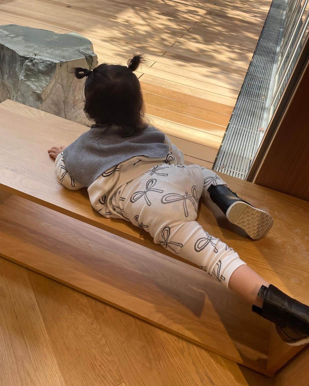 山田如凜さんのインスタグラム写真 - (山田如凜Instagram)「私が最近 グレーやブラックのカジュアルコーデにも ハマってるので羽茉のお洋服もベージュばかりだったけど ブラックやグレーのお洋服も色々購入中👧🏻☁️ ˎˊ˗ ㅤㅤㅤㅤㅤㅤㅤㅤㅤㅤㅤㅤㅤ その中でも @zarakids で購入した リボン柄のセットアップが可愛すぎる......♡ ㅤㅤㅤㅤㅤㅤㅤㅤㅤㅤㅤㅤㅤ 子供がブーツ👢はくのもさらに可愛い🫶🏻 ブーツは西松屋でめちゃくちゃプチプラで高見えꕀ ㅤㅤㅤㅤㅤㅤㅤㅤㅤㅤㅤㅤㅤ ㅤㅤㅤㅤㅤㅤㅤㅤㅤㅤㅤㅤㅤ  #2歳 #２歳 #2歳女の子 #2歳児 #2歳コーデ #2歳2ヶ月 #女の子ベビー #女の子コーデ #子供服コーデ #子供服 #ザラキッズ #西松屋購入品 #西松屋コーデ #女の子ママ #ママコーデ #ママファッション #親子リンクコーデ #親子コーデ」10月30日 10時54分 - rin____1996