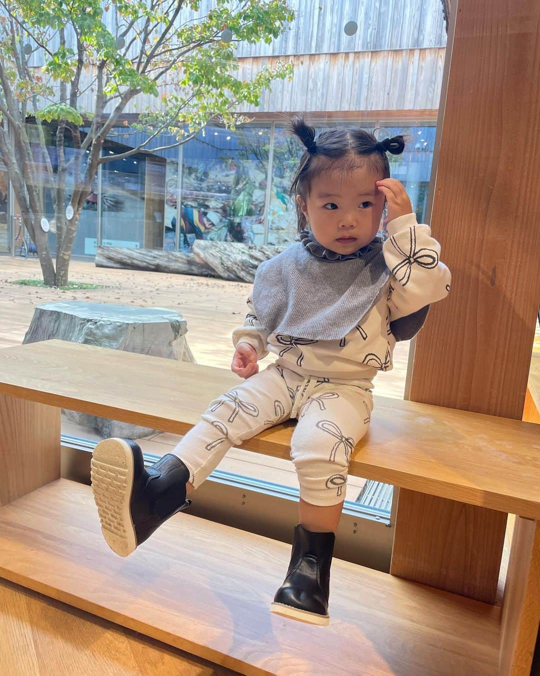 山田如凜さんのインスタグラム写真 - (山田如凜Instagram)「私が最近 グレーやブラックのカジュアルコーデにも ハマってるので羽茉のお洋服もベージュばかりだったけど ブラックやグレーのお洋服も色々購入中👧🏻☁️ ˎˊ˗ ㅤㅤㅤㅤㅤㅤㅤㅤㅤㅤㅤㅤㅤ その中でも @zarakids で購入した リボン柄のセットアップが可愛すぎる......♡ ㅤㅤㅤㅤㅤㅤㅤㅤㅤㅤㅤㅤㅤ 子供がブーツ👢はくのもさらに可愛い🫶🏻 ブーツは西松屋でめちゃくちゃプチプラで高見えꕀ ㅤㅤㅤㅤㅤㅤㅤㅤㅤㅤㅤㅤㅤ ㅤㅤㅤㅤㅤㅤㅤㅤㅤㅤㅤㅤㅤ  #2歳 #２歳 #2歳女の子 #2歳児 #2歳コーデ #2歳2ヶ月 #女の子ベビー #女の子コーデ #子供服コーデ #子供服 #ザラキッズ #西松屋購入品 #西松屋コーデ #女の子ママ #ママコーデ #ママファッション #親子リンクコーデ #親子コーデ」10月30日 10時54分 - rin____1996