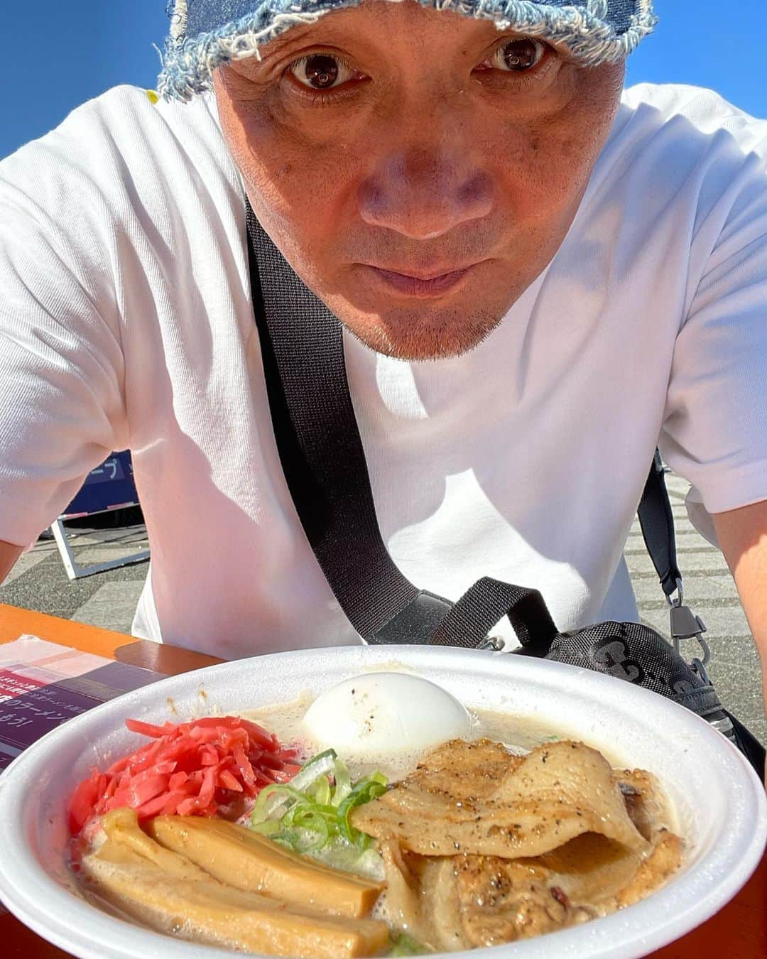 竹原慎二さんのインスタグラム写真 - (竹原慎二Instagram)「東京ラーメンフェスタ 駒沢公園に朝イチやって来ました 今日のラーメンは麺屋たいそん いただきます  #東京ラーメンフェスタ #平日は空いてていいね  #朝からラーメン #昨日から我慢してた  #たまには #麺屋たいそん」10月30日 10時54分 - shinji__takehara