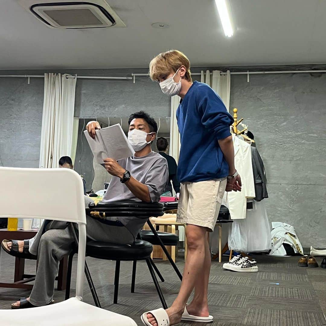 白河芹さんのインスタグラム写真 - (白河芹Instagram)「昨日、無事全公演終演いたしました！  WATARoom様、スタッフの皆様、キャストの皆様、 応援してくださった皆様、ありがとうございました！ 柏さん、今回も呼んでいただき本当にありがとうございました！  稽古期間も短い中、短いと思えないほどとてもとても濃い時間を過ごせました。 千穐楽を迎えた日、ワクワク感と同時に 始まったら終わってしまうという寂しさが 素直に交互にきてなんだかとても不思議な感覚になってました。  特に、律、泉ちゃん、本当にありがとう。 役以外でも私の目には本当の親子に見えたよ。 言葉では表せない感情の方が多いのでこの辺で。  郁ちゃん、また会おうね。  田辺郁美  #スラマッ」10月30日 10時56分 - seri_shirakawa