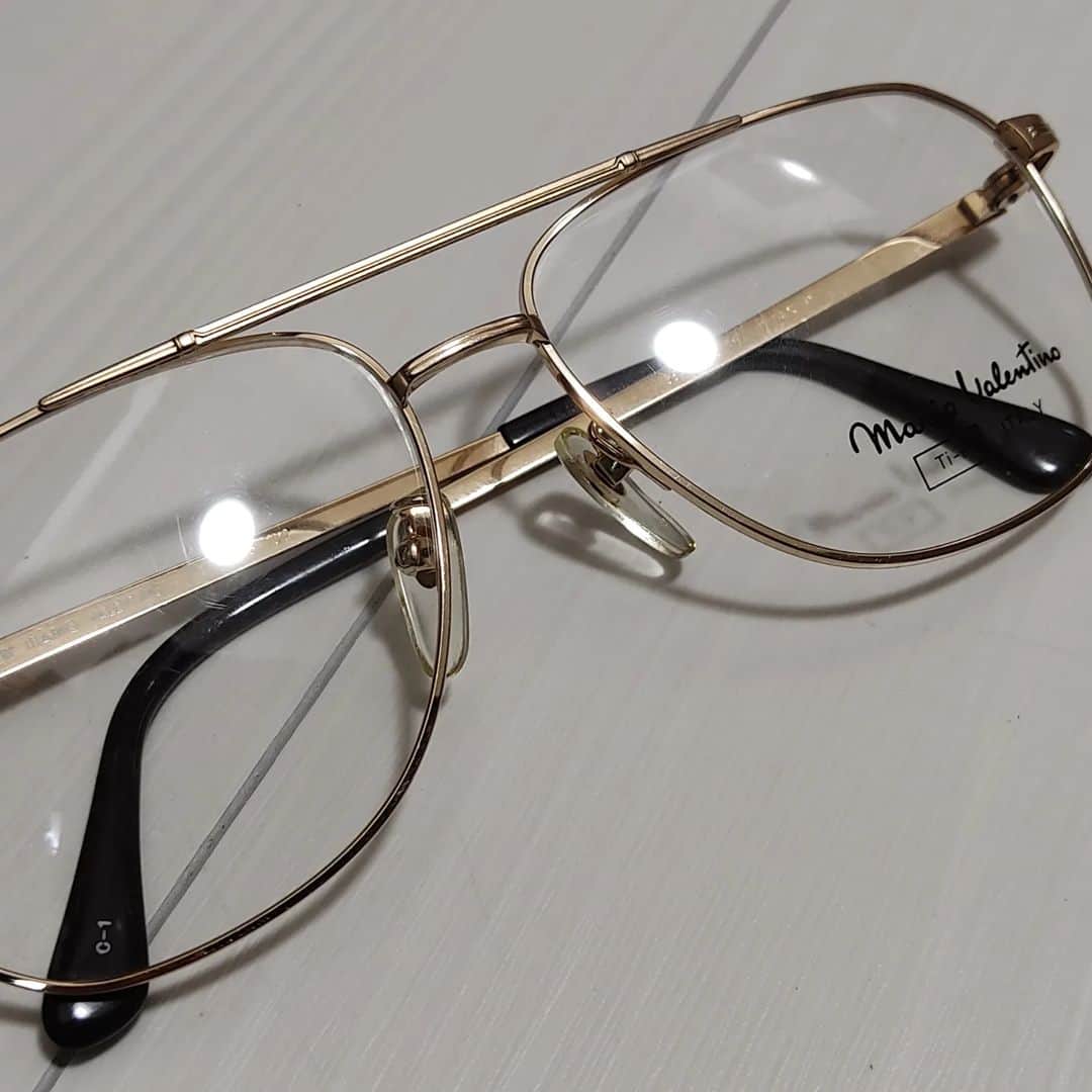 越中睦士のインスタグラム：「ヴィンテージ眼鏡 お迎えした  #眼鏡 #MarioValentino」