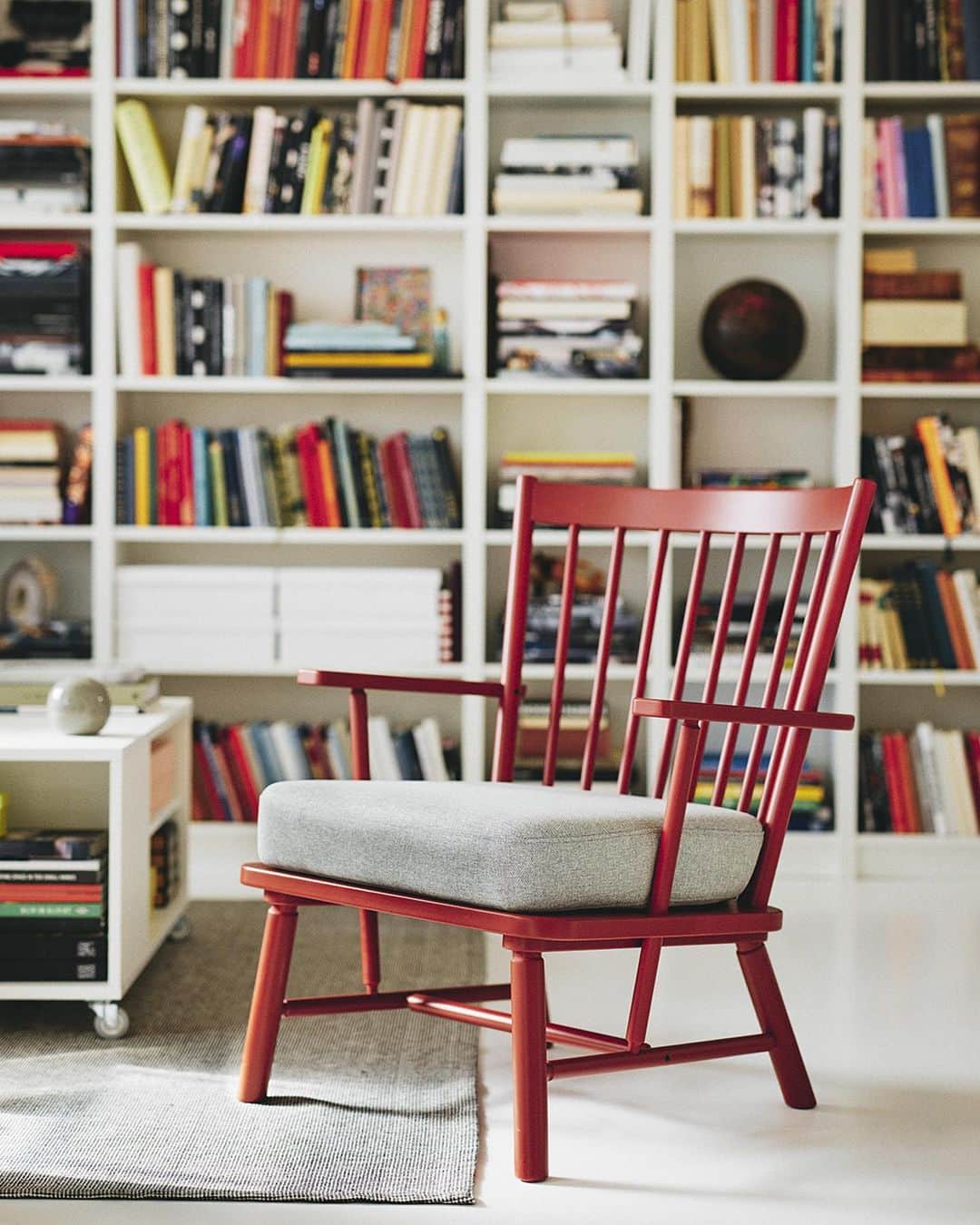 IKEA JAPANさんのインスタグラム写真 - (IKEA JAPANInstagram)「読書の秋におすすめのアイテム📚 ⁡ 心地よい秋の夜に、読書時間をもっと楽しみませんか？ 本をさっと置けるコンパクトなスツールや、読書ランプ機能のついたフロアランプ、快適なパーソナルチェアなど。 見せる収納として本棚にしまえば、インテリアとしても楽しめますね。 ⁡ #イケア #IKEAオンラインストア #サステナブル #サスティナビリティ #おうち時間 #インテリア #家具 #ワンルームインテリア #一人暮らし #部屋作り #読書の秋 #収納 #本棚」10月30日 11時00分 - ikeajapan