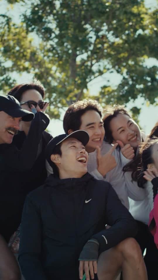 The Run Dept.のインスタグラム：「Meet Korean actor @ryusdb who flew all the way from Seoul 🇰🇷 to Chicago 🇺🇸 to run his first marathon.  It’s no surprise that Junyeol is also known as a photographer, activist, and a RUNNER 😎 because new challenges in life is what keeps him motivated! His magic? Belief in himself, positivity, and support from the community ✨   Stay tuned for part 2 when we watch Junyeol pass the start line 👀✨  @chimarathon D-1 💪  서로에게 큰 힘이 되어준 러너 류준열과 런크루. 우리는 각자의 방식 대로 레이스를 즐길 것입니다.  러닝에 정답은 없으니까. 달려봐, 너만의 방식 대로.」