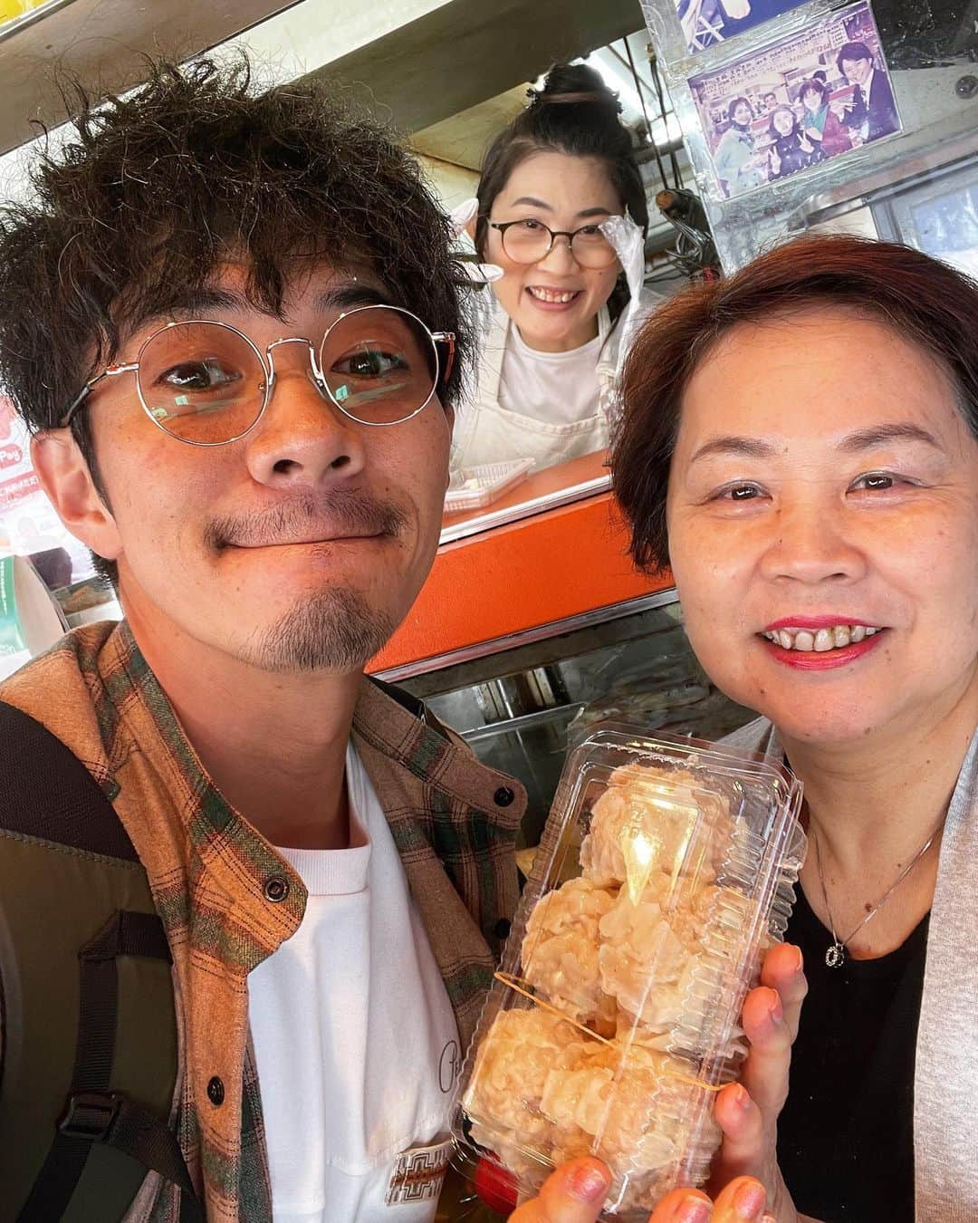 和田正人のインスタグラム：「学生時代の思い出の肉屋。  売り切れ必須の焼売ゲットだぜ！！w  #ミートショップ伊藤」