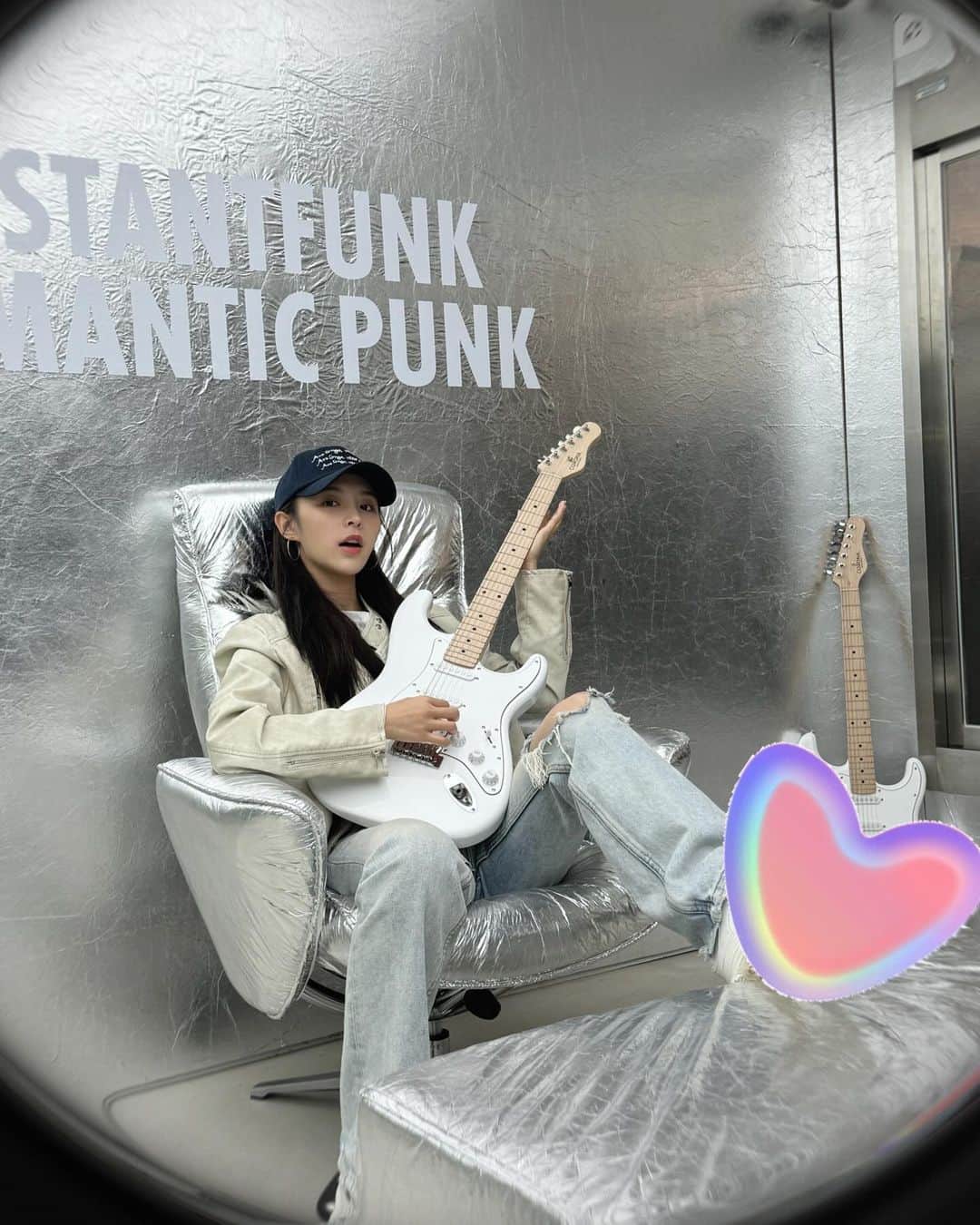 エルキーのインスタグラム：「Surrounded by 🩷💛🩵」