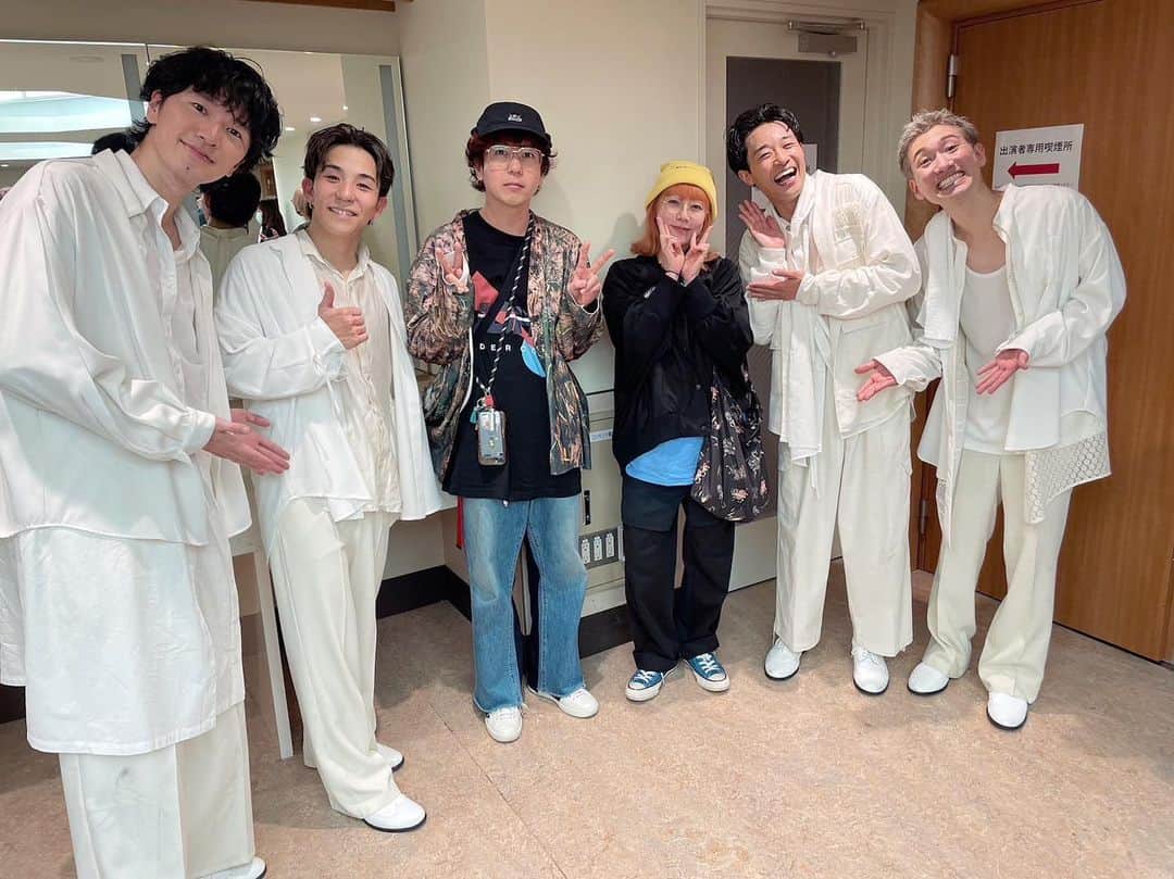 大貫亜美のインスタグラム：「s**tkingzの武道館ライブにお邪魔してきました！ダンスグループが武道館埋めるなんて、一体どんなことするんだろ…と思ってたら、めちゃ楽しくてあっという間に時間が過ぎちゃった！踊れるって最高に憧れる〜🫶 #puffy #puffyamiyumi #s**tkingz #シッキン #アミの左隣は #おばさんみたいな佇まいだけど #ウチでギターを弾いてくれてる #新井弘毅くん #おぐり先生と我々は #ちょっと色々ありまして #見届けなければいけないと思い #仲間を代表して観せていただきました #ソロステージはめちゃカッコよくて #4人集まると楽しくて #凄いもん見たなって気持ち #生バンドも良かったし #照明もめちゃ素敵だった〜 #来世は踊れる人になりたい #脱力なんてまっぴらだ」