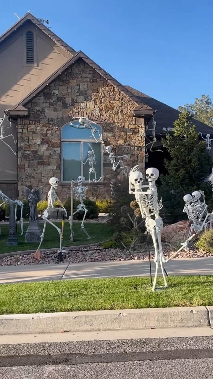 Earth Picsのインスタグラム：「🎃 @sallyshouz showing us that one neighbor that goes all out for Halloween 👻  🎥 @sallyshouz」