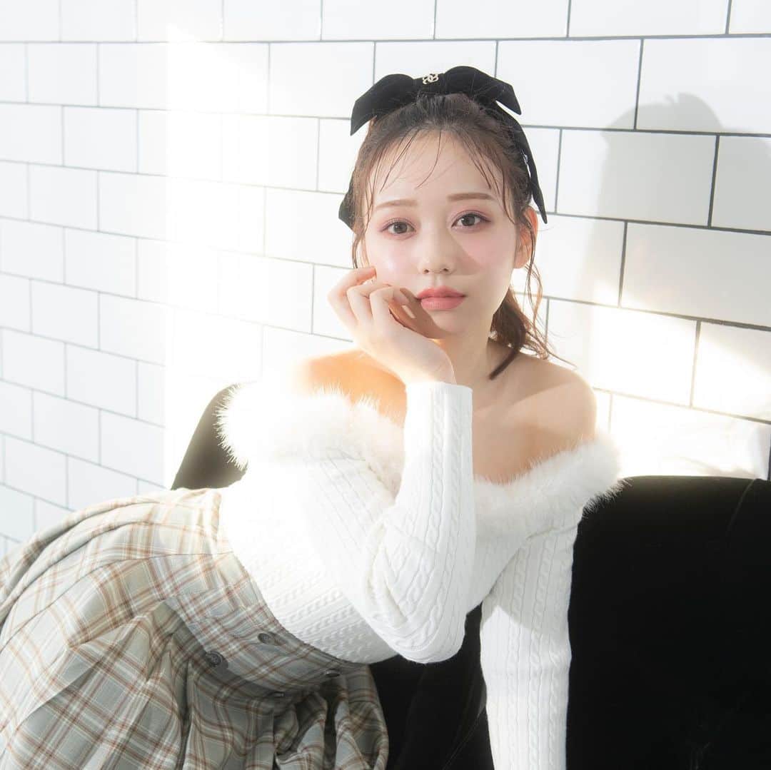 evelynさんのインスタグラム写真 - (evelynInstagram)「AKB48 大盛真歩さんが着る冬コレクション♡ ㅤㅤㅤㅤㅤㅤㅤㅤㅤㅤㅤㅤㅤ \ 11月上旬入荷予定 / #オフショルファーニット ¥7,400 ㅤㅤㅤㅤㅤㅤㅤㅤㅤㅤㅤㅤㅤ #チェックタックスカート ¥6,900 ㅤㅤㅤㅤㅤㅤㅤㅤㅤㅤㅤㅤㅤ #evelyn #エブリン」10月30日 11時16分 - evelyn.official