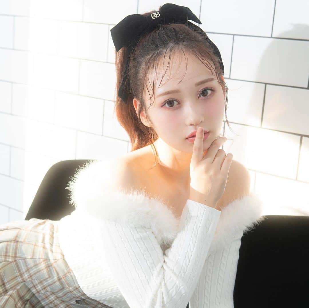 evelynのインスタグラム：「AKB48 大盛真歩さんが着る冬コレクション♡ ㅤㅤㅤㅤㅤㅤㅤㅤㅤㅤㅤㅤㅤ \ 11月上旬入荷予定 / #オフショルファーニット ¥7,400 ㅤㅤㅤㅤㅤㅤㅤㅤㅤㅤㅤㅤㅤ #チェックタックスカート ¥6,900 ㅤㅤㅤㅤㅤㅤㅤㅤㅤㅤㅤㅤㅤ #evelyn #エブリン」