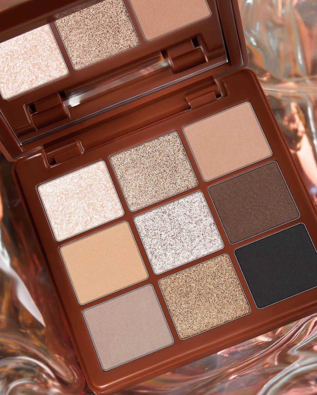 Anastasia Beverly Hillsのインスタグラム：「The perfect collection of neutral, cool-toned mattes and metallics for all your smoky, ‘90s looks 🔥 Head to the link in bio to grab your mini Sultry palette NOW! 🏃🏾‍♀️  #AnastasiaBeverlyHills」