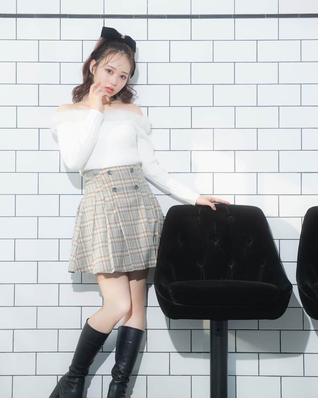 evelynのインスタグラム：「AKB48 大盛真歩さんが着る冬コレクション♡ ㅤㅤㅤㅤㅤㅤㅤㅤㅤㅤㅤㅤㅤ \ 11月上旬入荷予定 / #オフショルファーニット ¥7,400 ㅤㅤㅤㅤㅤㅤㅤㅤㅤㅤㅤㅤㅤ #チェックタックスカート ¥6,900 ㅤㅤㅤㅤㅤㅤㅤㅤㅤㅤㅤㅤㅤ #evelyn #エブリン」