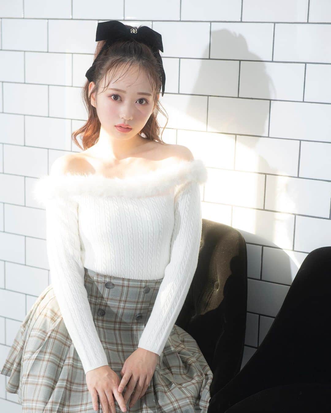 evelynのインスタグラム：「AKB48 大盛真歩さんが着る冬コレクション♡ ㅤㅤㅤㅤㅤㅤㅤㅤㅤㅤㅤㅤㅤ \ 11月上旬入荷予定 / #オフショルファーニット ¥7,400 ㅤㅤㅤㅤㅤㅤㅤㅤㅤㅤㅤㅤㅤ #チェックタックスカート ¥6,900 ㅤㅤㅤㅤㅤㅤㅤㅤㅤㅤㅤㅤㅤ #evelyn #エブリン」