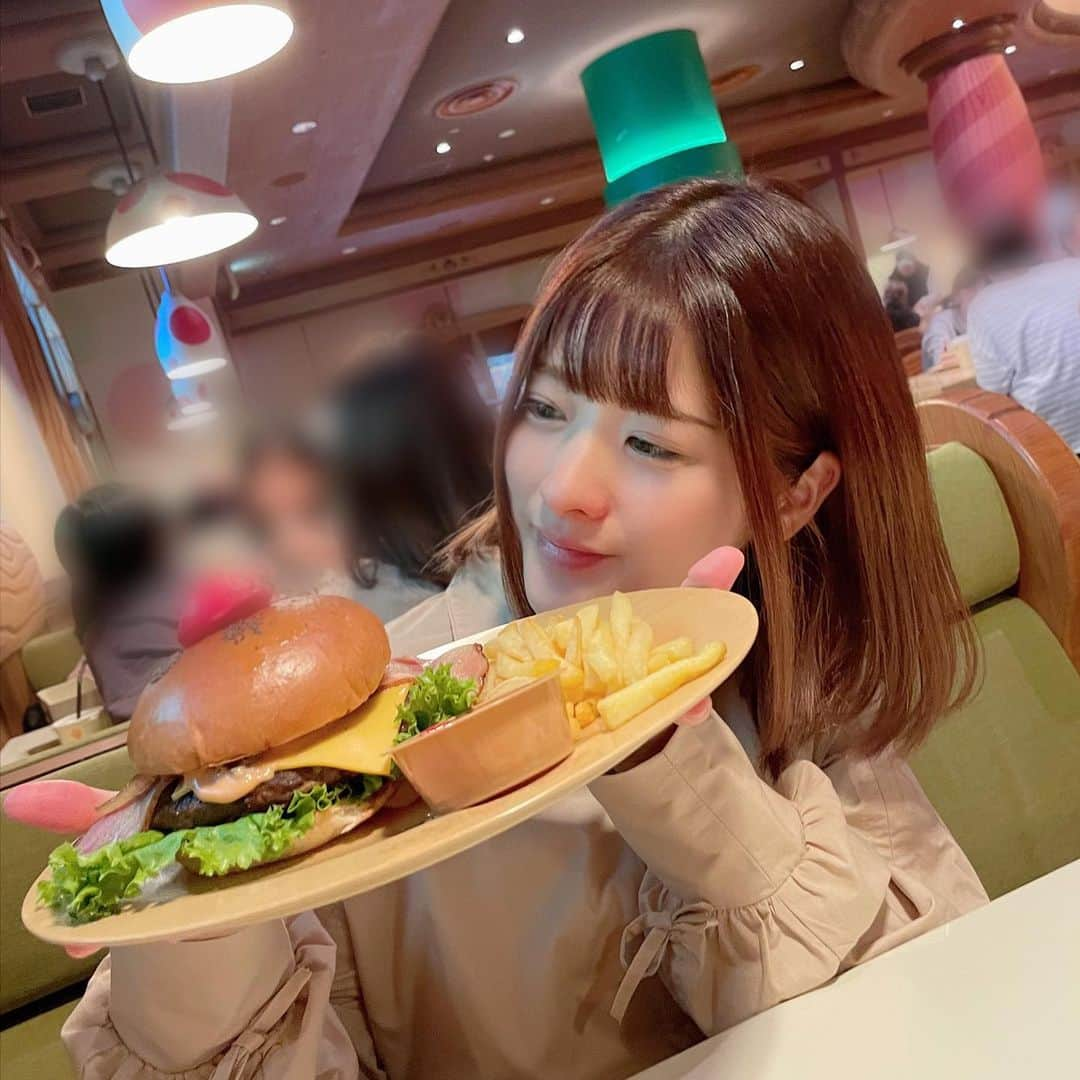 上矢えり奈さんのインスタグラム写真 - (上矢えり奈Instagram)「＊-＊-＊-＊-＊-＊-＊-＊  ハロウィンUSJ行けたぁああ🎃👻 ただゾンビを楽しむっていうよりも 純粋に久しぶりのユニバを楽しんだ🤩  ワンピースの千秋楽も見れたし👒 念願だったキノピオカフェも行けたし🍄  erina.  ＊-＊-＊-＊-＊-＊-＊-＊  #ハロウィン　#USJ #ユニバ　#ユニバーサルスタジオ #マリオワールド」10月30日 11時19分 - k.erinyann