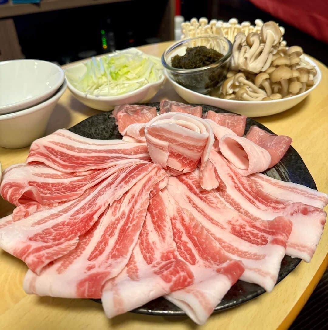 中谷あすみのインスタグラム：「お友達の家で鍋パ🍲 @okinawa_shabushabu_motobu さんからアグーの最上級・黒豚バラ＆ロースをお取り寄せしました🐷  大好きなアグー豚食べれるの嬉しい♡ バラもロースも質が良いお肉で美味しかった🧡  出汁とシークワサーぽん酢もセットでこのぽん酢が最高すぎた🤤 沖縄っぽくもずくも一緒に食べました☺️  おうちで沖縄のアグー豚が食べたいなっていうときネットからお取り寄せできるのでオススメです🌺  #PR #沖縄しゃぶしゃぶ #しゃぶしゃぶセット #アグー黒豚 #自家製鰹出汁 #シークワーサーぽん酢 #通販グルメ #沖縄グルメ」