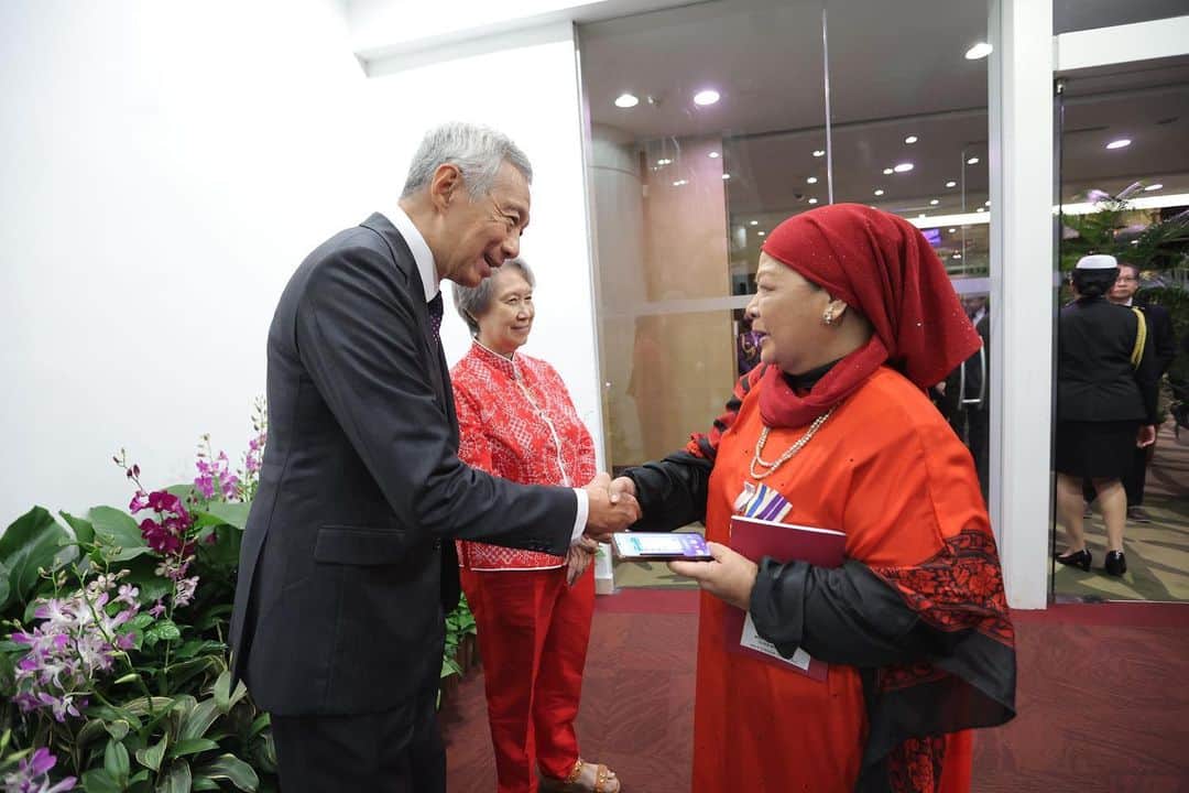リー・シェンロンさんのインスタグラム写真 - (リー・シェンロンInstagram)「Congratulations to all recipients of honours at the 2023 National Awards Investiture yesterday evening!  I was particularly moved when former President @halimahyacob was conferred Singapore’s highest civilian honour, The Order of Temasek (with High Distinction), for her lifetime of devoted and distinguished service.  After the ceremony, I had the pleasure of meeting some of the award recipients and their loved ones, and learning a little more about them. Thank you all for your service and dedication to our nation. I hope that you’ll continue to do our country proud.  You can find out more about the recipients and awards here: https://www.pmo.gov.sg/National-Day-Awards   – LHL  (MCI Photos by Lim Sin Thai)」10月30日 11時23分 - leehsienloong