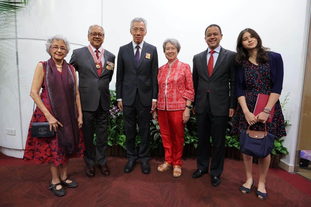 リー・シェンロンさんのインスタグラム写真 - (リー・シェンロンInstagram)「Congratulations to all recipients of honours at the 2023 National Awards Investiture yesterday evening!  I was particularly moved when former President @halimahyacob was conferred Singapore’s highest civilian honour, The Order of Temasek (with High Distinction), for her lifetime of devoted and distinguished service.  After the ceremony, I had the pleasure of meeting some of the award recipients and their loved ones, and learning a little more about them. Thank you all for your service and dedication to our nation. I hope that you’ll continue to do our country proud.  You can find out more about the recipients and awards here: https://www.pmo.gov.sg/National-Day-Awards   – LHL  (MCI Photos by Lim Sin Thai)」10月30日 11時23分 - leehsienloong