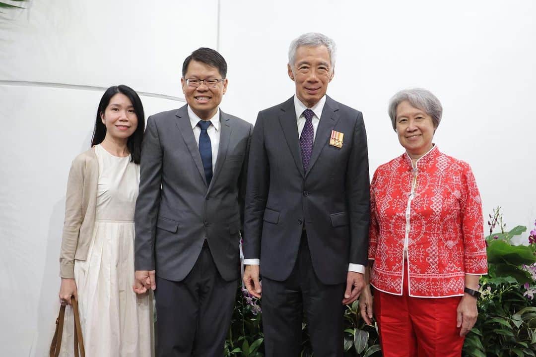 リー・シェンロンさんのインスタグラム写真 - (リー・シェンロンInstagram)「Congratulations to all recipients of honours at the 2023 National Awards Investiture yesterday evening!  I was particularly moved when former President @halimahyacob was conferred Singapore’s highest civilian honour, The Order of Temasek (with High Distinction), for her lifetime of devoted and distinguished service.  After the ceremony, I had the pleasure of meeting some of the award recipients and their loved ones, and learning a little more about them. Thank you all for your service and dedication to our nation. I hope that you’ll continue to do our country proud.  You can find out more about the recipients and awards here: https://www.pmo.gov.sg/National-Day-Awards   – LHL  (MCI Photos by Lim Sin Thai)」10月30日 11時23分 - leehsienloong