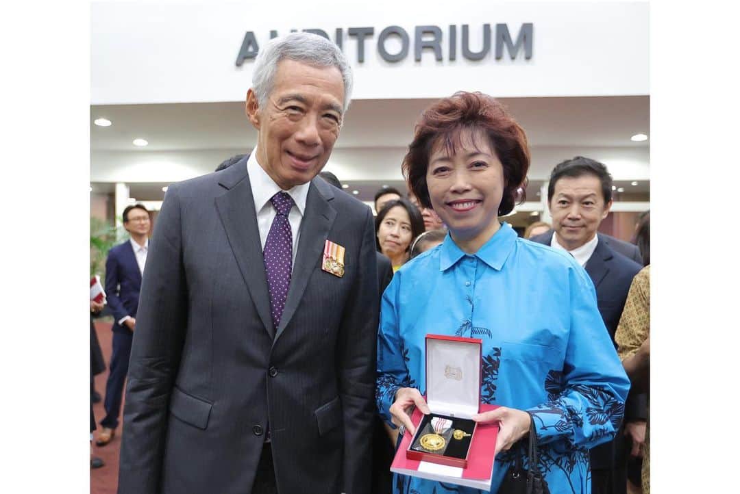 リー・シェンロンさんのインスタグラム写真 - (リー・シェンロンInstagram)「Congratulations to all recipients of honours at the 2023 National Awards Investiture yesterday evening!  I was particularly moved when former President @halimahyacob was conferred Singapore’s highest civilian honour, The Order of Temasek (with High Distinction), for her lifetime of devoted and distinguished service.  After the ceremony, I had the pleasure of meeting some of the award recipients and their loved ones, and learning a little more about them. Thank you all for your service and dedication to our nation. I hope that you’ll continue to do our country proud.  You can find out more about the recipients and awards here: https://www.pmo.gov.sg/National-Day-Awards   – LHL  (MCI Photos by Lim Sin Thai)」10月30日 11時23分 - leehsienloong