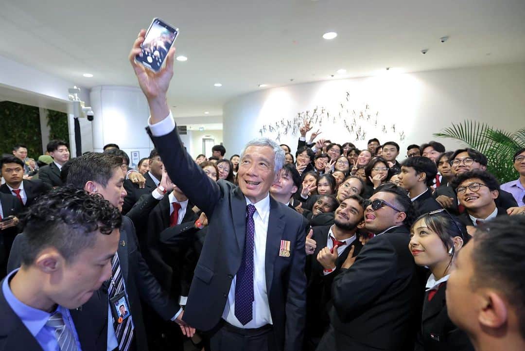 リー・シェンロンさんのインスタグラム写真 - (リー・シェンロンInstagram)「Congratulations to all recipients of honours at the 2023 National Awards Investiture yesterday evening!  I was particularly moved when former President @halimahyacob was conferred Singapore’s highest civilian honour, The Order of Temasek (with High Distinction), for her lifetime of devoted and distinguished service.  After the ceremony, I had the pleasure of meeting some of the award recipients and their loved ones, and learning a little more about them. Thank you all for your service and dedication to our nation. I hope that you’ll continue to do our country proud.  You can find out more about the recipients and awards here: https://www.pmo.gov.sg/National-Day-Awards   – LHL  (MCI Photos by Lim Sin Thai)」10月30日 11時23分 - leehsienloong