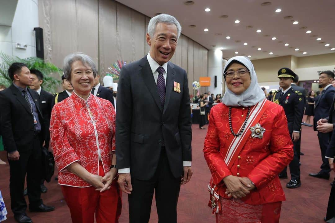 リー・シェンロンのインスタグラム：「Congratulations to all recipients of honours at the 2023 National Awards Investiture yesterday evening!  I was particularly moved when former President @halimahyacob was conferred Singapore’s highest civilian honour, The Order of Temasek (with High Distinction), for her lifetime of devoted and distinguished service.  After the ceremony, I had the pleasure of meeting some of the award recipients and their loved ones, and learning a little more about them. Thank you all for your service and dedication to our nation. I hope that you’ll continue to do our country proud.  You can find out more about the recipients and awards here: https://www.pmo.gov.sg/National-Day-Awards   – LHL  (MCI Photos by Lim Sin Thai)」