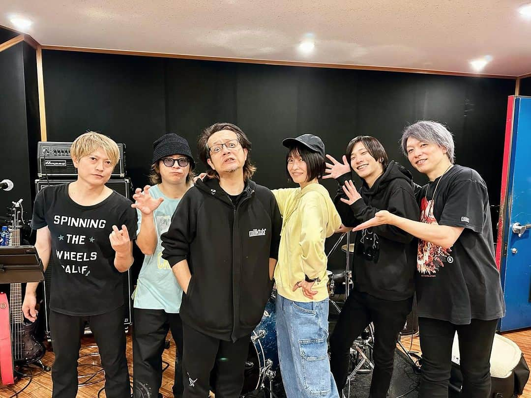 畑亜貴のインスタグラム：「ちょっとした集まりでちょっとだけアニソンカバーを歌うリハーサル。bambooがリハ中の写真撮ってくれて嬉しい！  #歌う畑亜貴」