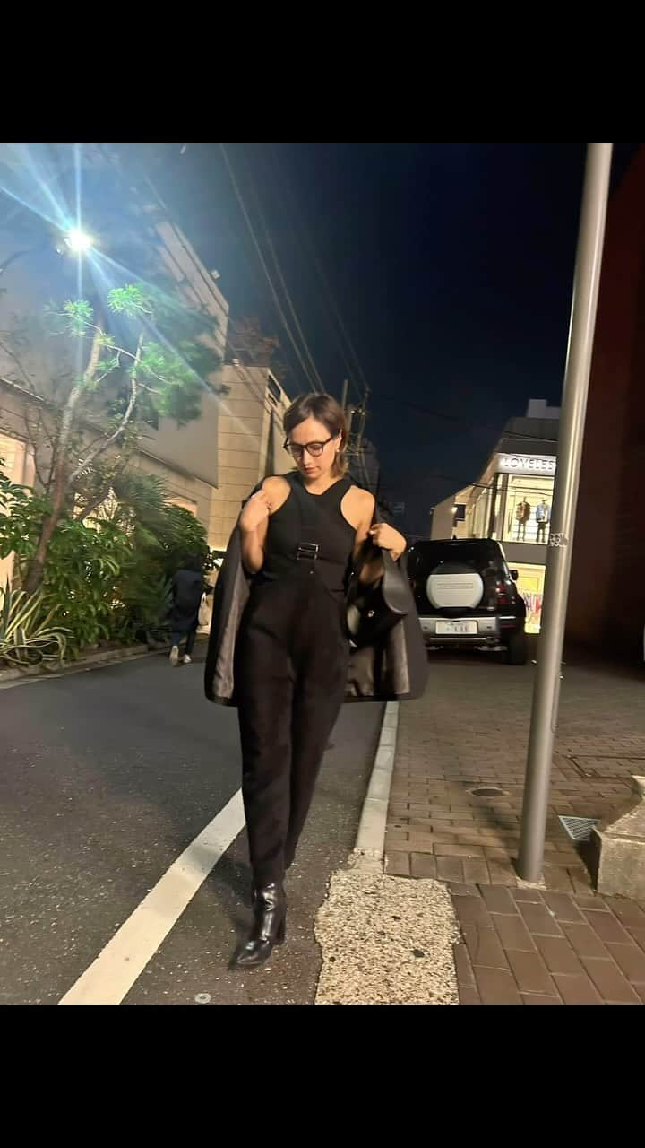 佐田真由美のインスタグラム：「もこもこのモヘアサロペットだなんて🖤可愛いくせに楽ちん😌 素材違いのオールブラックコーデ デカデカジャケット合わせたよ #さだまゆコーデ  #black  #ブラックコーデ  #allblack  #jacket  #モヘア」