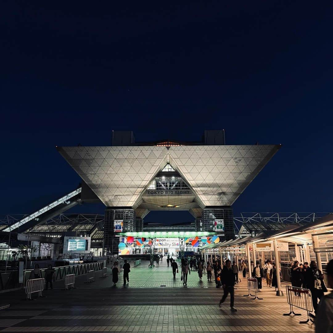 片山正通さんのインスタグラム写真 - (片山正通Instagram)「JAPAN MOBILITY SHOW 2023に行って来ました。メーカー各社の方向性がバラバラで、ある意味興味深いショーでした。どんな未来がモビリティには待っているのでしょうね？  夜見ると悪く無い！ @ 東京ビックサイト  I went to JAPAN MOBILITY SHOW 2023. It was an interesting show in a sense, as all the manufacturers were going in different directions. I wonder what kind of future awaits us in mobility? The venue is not bad to see it at night! @ Tokyo Big Sight」10月30日 11時28分 - masamichi_katayama